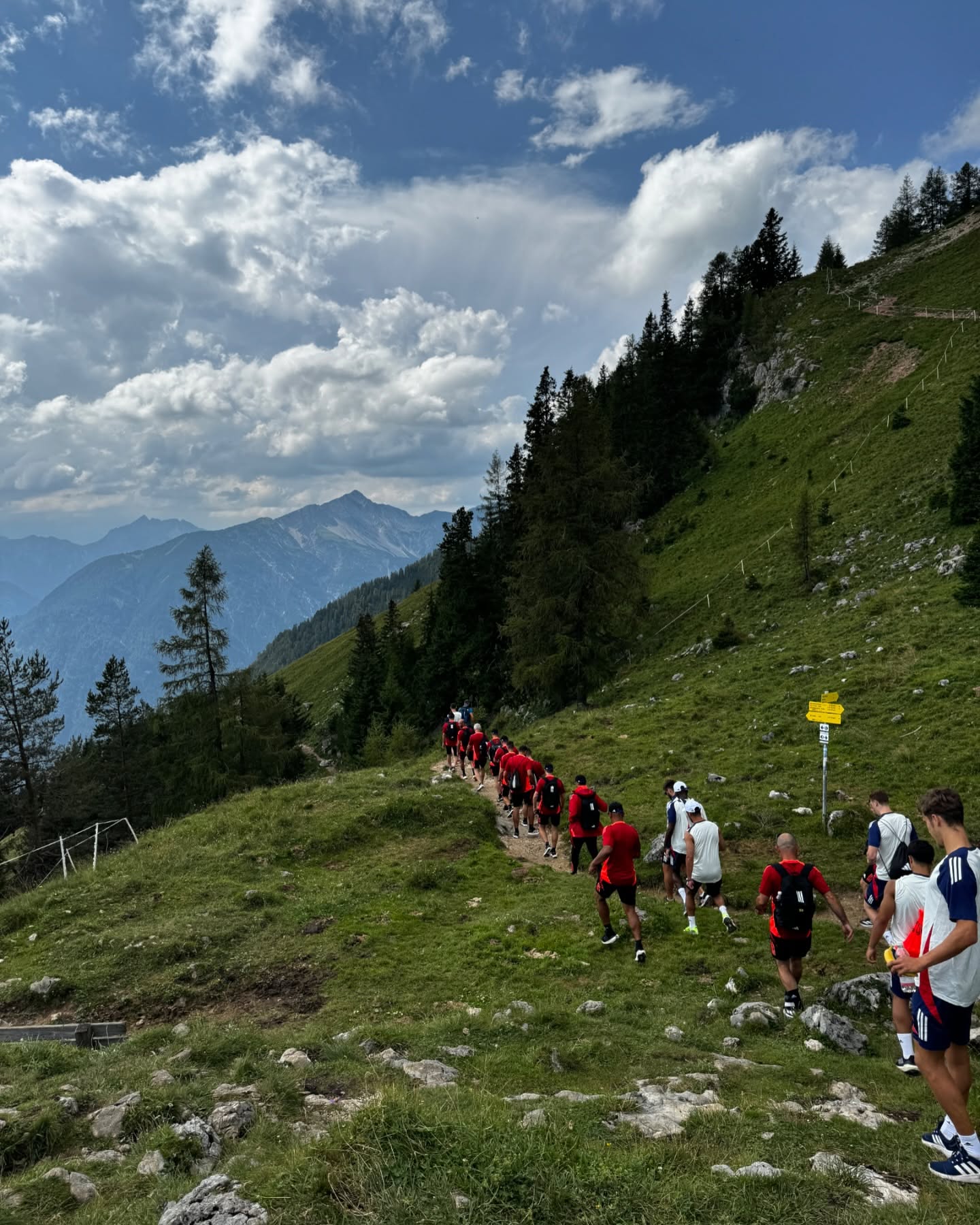 Gestern durften wir mit der Fußballmannschaft Olympique Lyon @ol aus Frankreich am Rofan unterwegs sein ⛰️ ⚽️ 🙌🏼
Alles Gute für die kommende Saison 💪🏼
#bergundsee #rofan #rofangebirge #dalfazalm #achensee #BergsportAchensee #bergführer #guiding #mountainguidesaustria #weareIFMGA #weguideyou #letsbeguided #ivbv #mountainguide
@rofan_seilbahn @dalfazalm @achensee_tirol