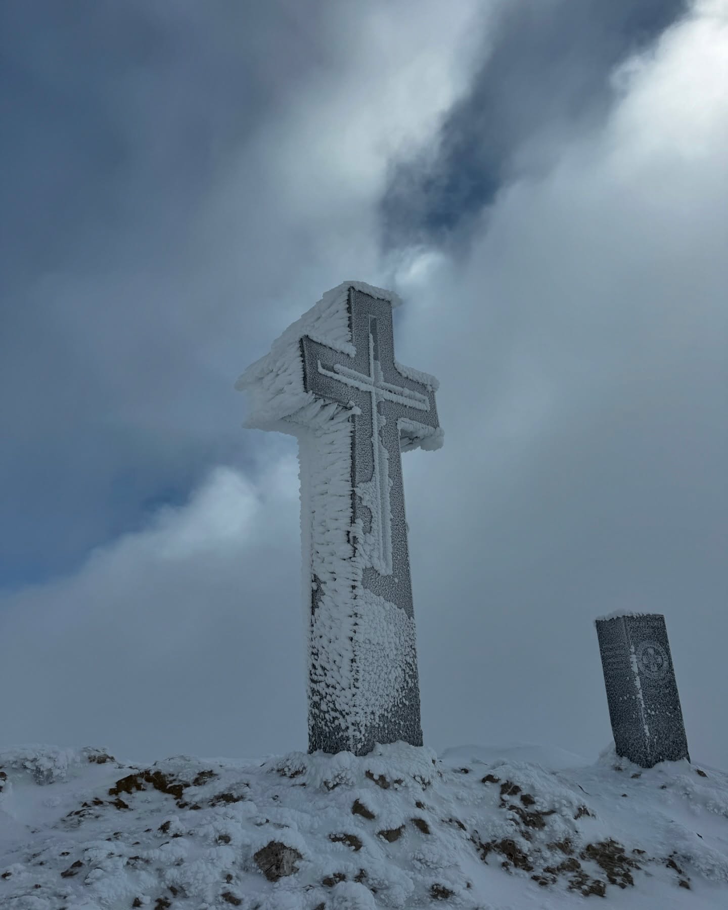 Wenn Skitour zur Fortbildung wird 😉
Mitte September, 2. Skitour ✔️
Think before you follow ⛷️ ❄️ ⚠️
#achensee #rofan #seekarlspitze #skitour #powder #skitouring #snow #september #BergsportAchensee #bergführer #guiding #mountainguidesaustria #weareIFMGA #weguideyou #letsbeguided #ivbv #mountainguide #avalanchedanger #gleitschnee