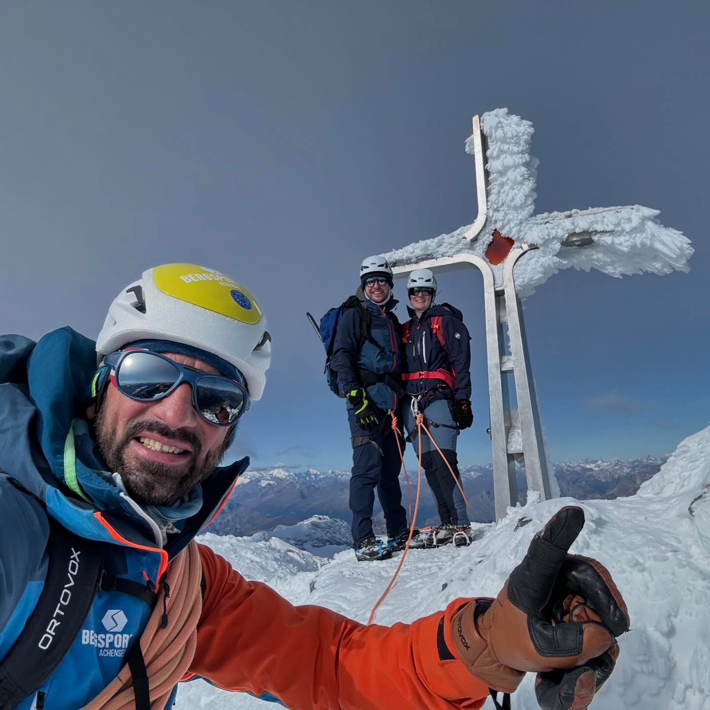 Königliche Verhältnisse am „KÖNIG ORTLER!“ + Zugabe den Tabaretta Klettersteig.❄️👍😊☀️💪🏽🏔️⛏️#achensee #BergsportAchensee #rofan #rofangebirge #karwendelgebirge #klettern #alpinklettern #klettersteig #viaverrata #skitour #hochtour #eisklettern #bergführer #guiding #mountainguidesaustria #weareIFMGA #weguideyou #letsbeguided #ivbv #mountainguide @achensee_tirol @scarpa_at @scarpa_world @ortovox @julbo_eyewear @ski_trab @autohausstrasser @rofan_seilbahn @prangerraimund @gramai_alm @rentabike.tirol @payerhuette @sulden_solda #ortler