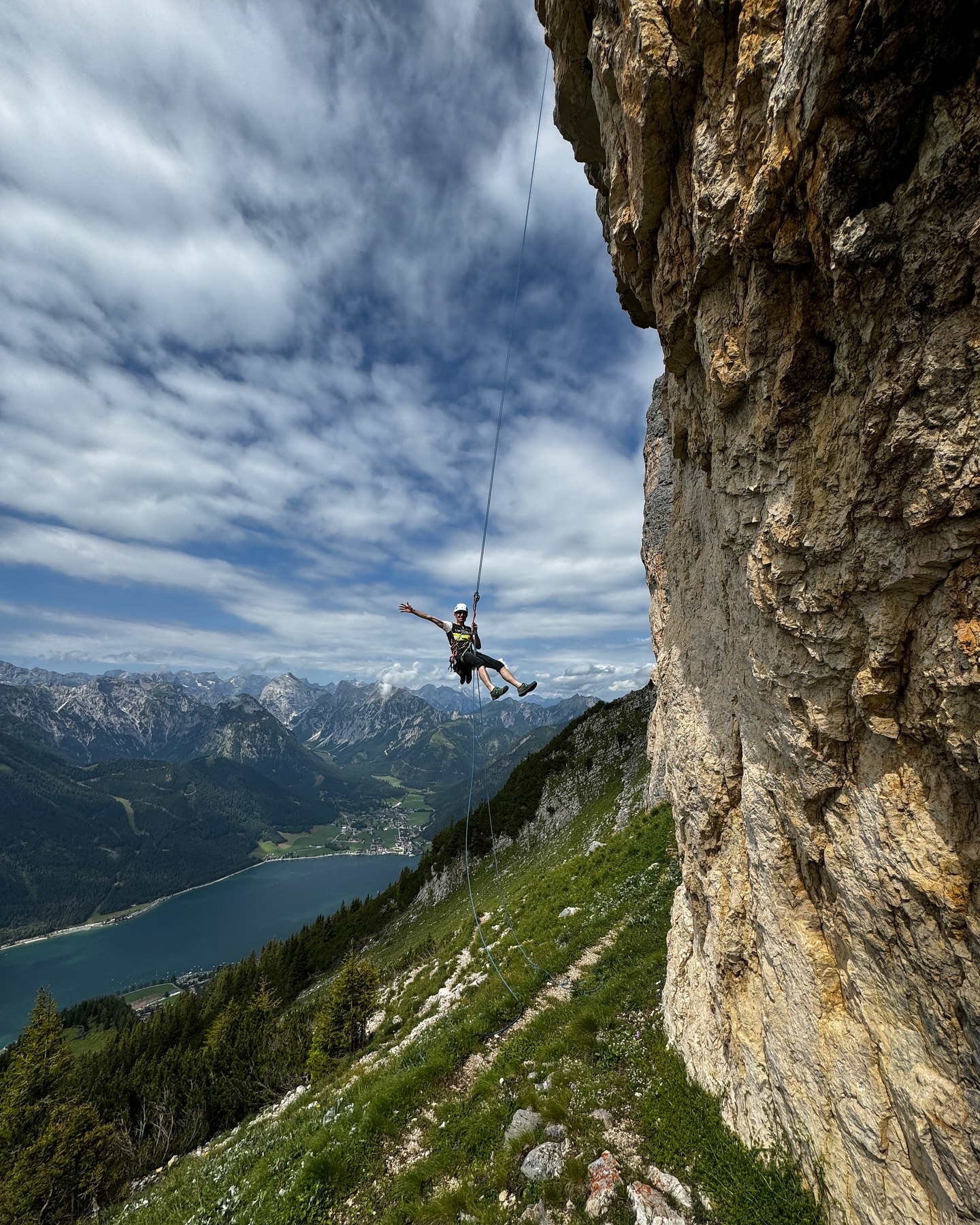 Klettern am Rotspitz, hoch über dem Achensee 🧗🏼♀️😎
„Dieser rötlich gefärbte Eckpfeiler ist einer der beliebtesten Kletterberge im Rofangebirge. Die Schwierigkeiten der Routen sind eher moderat, aber für den Schwierigkeitsgrad sehr steil. Die Felsqualität ist gut, auch wenn es manchmal nicht danach aussieht. Felsqualität: waagrecht geschichteter Kalk.“ - @climbersparadisetirol
#achensee #rotspitze #rofan #rofangebirge #brandenbergeralpen #kalk #climbing #alpineclimbing #klettern #alpinklettern #edelweiss #kletterkurs #bergundsee #loveachensse #rotspitz #BergsportAchensee #bergführer #guiding #mountainguidesaustria #weareIFMGA #weguideyou #letsbeguided #ivbv #mountainguide