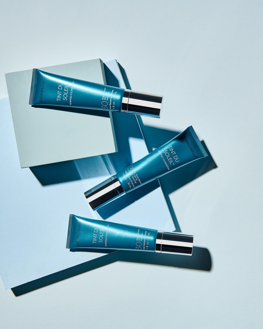 Podloga koja njeguje kožu. 🤍Colorescience Tint du Soleil SPF30 je proizvod koji vašoj koži pruža ujednačen i zdrav izgled, dok je istovremeno njeguje. Formula obogaćena ceramidima i lipidima pruža dugotrajnu hidrataciju, peptidi potiču sintezu kolagena, a multivitaminski kompleks doprinosi poboljšanju zdravlja kože.Istražite ponudu Colorescience proizvoda na Bagatin Beauty web shopu! ✨ Podloga koja njeguje kožu. 🤍Colorescience Tint du Soleil SPF30 je proizvod koji vašoj koži pruža ujednačen i zdrav izgled, dok je istovremeno njeguje. Formula obogaćena ceramidima i lipidima pruža dugotrajnu hidrataciju, peptidi potiču sintezu kolagena, a multivitaminski kompleks doprinosi poboljšanju zdravlja kože.Istražite ponudu Colorescience proizvoda na Bagatin Beauty web shopu! ✨