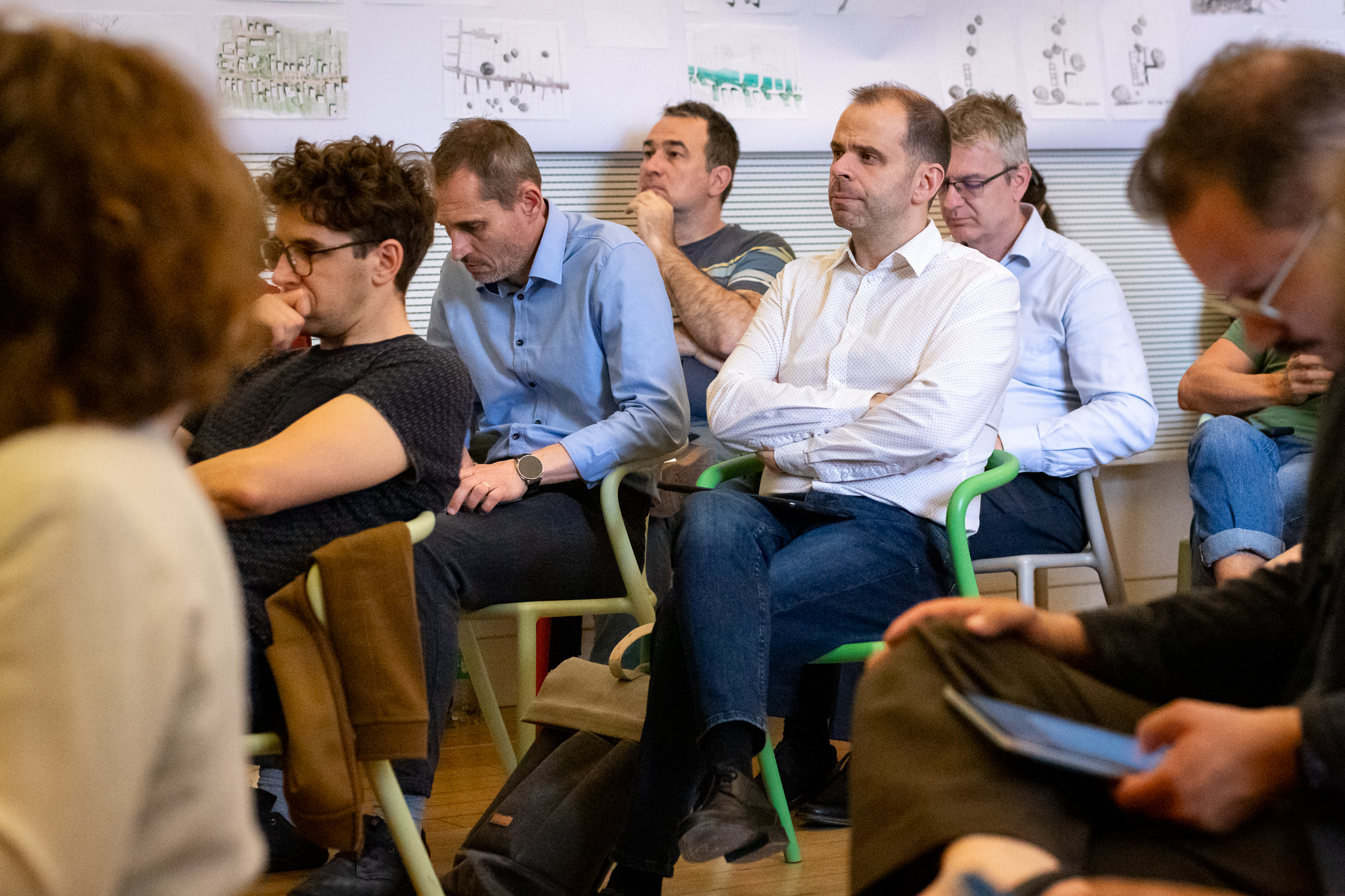 ERASMUS MOBILITÁS - 2026 tavaszi beszámoló rendezvény
A 2026. június 1-jén rendezte az Építészmérnöki Kar nemzetközi szakmai kapcsolatrendszerének kiemelt eseményét az Erasmus+ Mobilitási rendezvényét.
A tanév során eddig több mint hetven ÉPK Erasmus+ STT mobilitás valósult meg, amelyek tapasztalatait összegezték a beszámolók. A K épület 2. emeleti 10-es termében 16 és 19 óra között megtartott program keretében a résztvevő kollégák 3 dia / 3 perc formátumban számoltak be külföldi útjaikról.
A beszámolók átfogó képet nyújtottak mintegy 20–30 építészképző egyetem működéséről, jó gyakorlatairól és innovatív módszereiről.
Az Erasmus mobilitás fontos tényező a kar nemzetközi mobilitási aktivitásának erősítésében, valamint a megszerzett tapasztalatok intézményi szintű hasznosításában.
Pályázz te is oktatóként, vagy munkatársként! Vegyél részt egy nagyszerű nemzetközi együttműködésben!
BME / Be More with Erasmus!