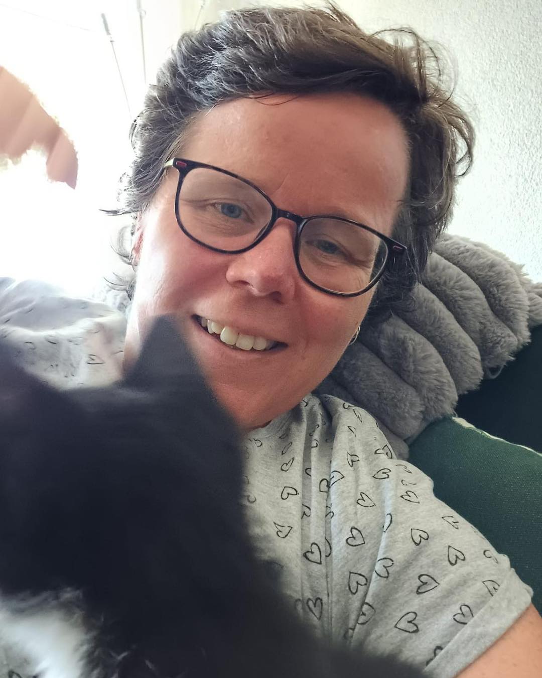 Sommige vrijwilligers zijn al zó lang onderdeel van ons dierenopvangtehuis, dat je je bijna niet meer kunt voorstellen dat ze er ooit niet waren. Saskia is er daar één van.
Al ruim 15 jaar is zij vrijwilliger bij ons dierenopvangtehuis. Samen met haar man en twee zonen heeft ze in al die jaren ontzettend veel kittens opgevangen. Voor veel van hen was haar huis de eerste veilige plek waar ze mochten opgroeien.
Jarenlang was Saskia bovendien onze kittencoördinator. Een rol waarin ze met haar kennis, ervaring en enorme betrokkenheid veel heeft betekend. Door persoonlijke omstandigheden heeft ze een tijdje wat minder kunnen doen, maar gelukkig is ze inmiddels alweer een aantal jaren actief als gastgezin.
Met eindeloos geduld weet Saskia zelfs de meest terughoudende kittens stap voor stap vertrouwen te geven. Ze ziet wat een kitten nodig heeft en neemt daar alle tijd voor. Daardoor groeien zelfs de wat bangere opvangertjes uit tot nieuwsgierige, sociale katjes.
Sommigen kruipen zó diep in je hart dat afscheid nemen geen optie meer is. Dat overkwam ook Saskia met Yade. Yade kwam als ziek kitten binnen met longwormen en had een lange weg naar herstel. Uiteindelijk mocht ze blijven. Een echte foster failure dus. Inmiddels helpt Yade zelf mee met de opvoeding van nieuwe opvangkittens. Mooier kunnen we het bijna niet bedenken.
En of er nu met spoed een gastgezin nodig is, een kitten extra aandacht verdient of iemand even moet meedenken: op Saskia kunnen we altijd rekenen. Ze staat klaar. Zonder twijfel.
Lieve Saskia, dankjewel voor alles wat je de afgelopen 15 jaar voor onze kittens hebt gedaan. Dankzij mensen zoals jij krijgen zoveel kwetsbare kleintjes de kans op een mooie toekomst. Daar zijn we ontzettend dankbaar voor. 💛🐾
#vrijwilliger #gastgezin #topper #dankjewel #dankbaar