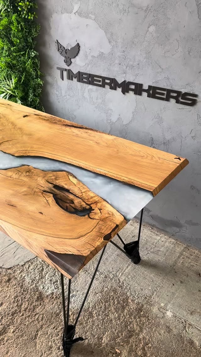 Masivní dubový stůl s přirozenými prasklinami vypl…