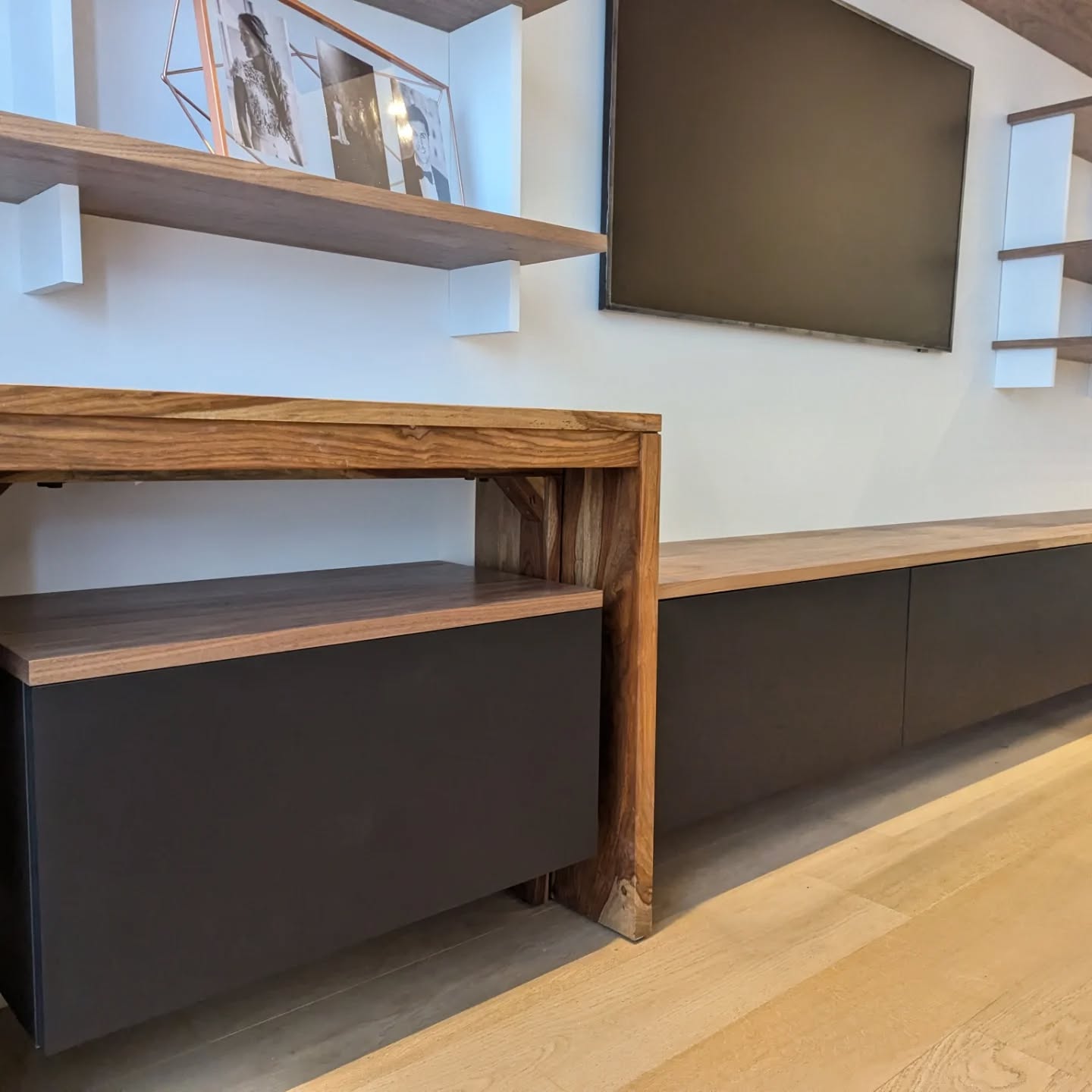 Agencement sur mesure en plaqué Noyer US et laque Horus de chez @peinturesguittet
Saint Mandé, Avril 2025
En collaboration avec @miseliom_agencement pour la conception et le suivi de chantier, merci 🙏
#ebeniste #agencement #menuiseriesurmesure #menuiserie #artisanatfrancais #ebenisterie #menuisier #agencementinterieur