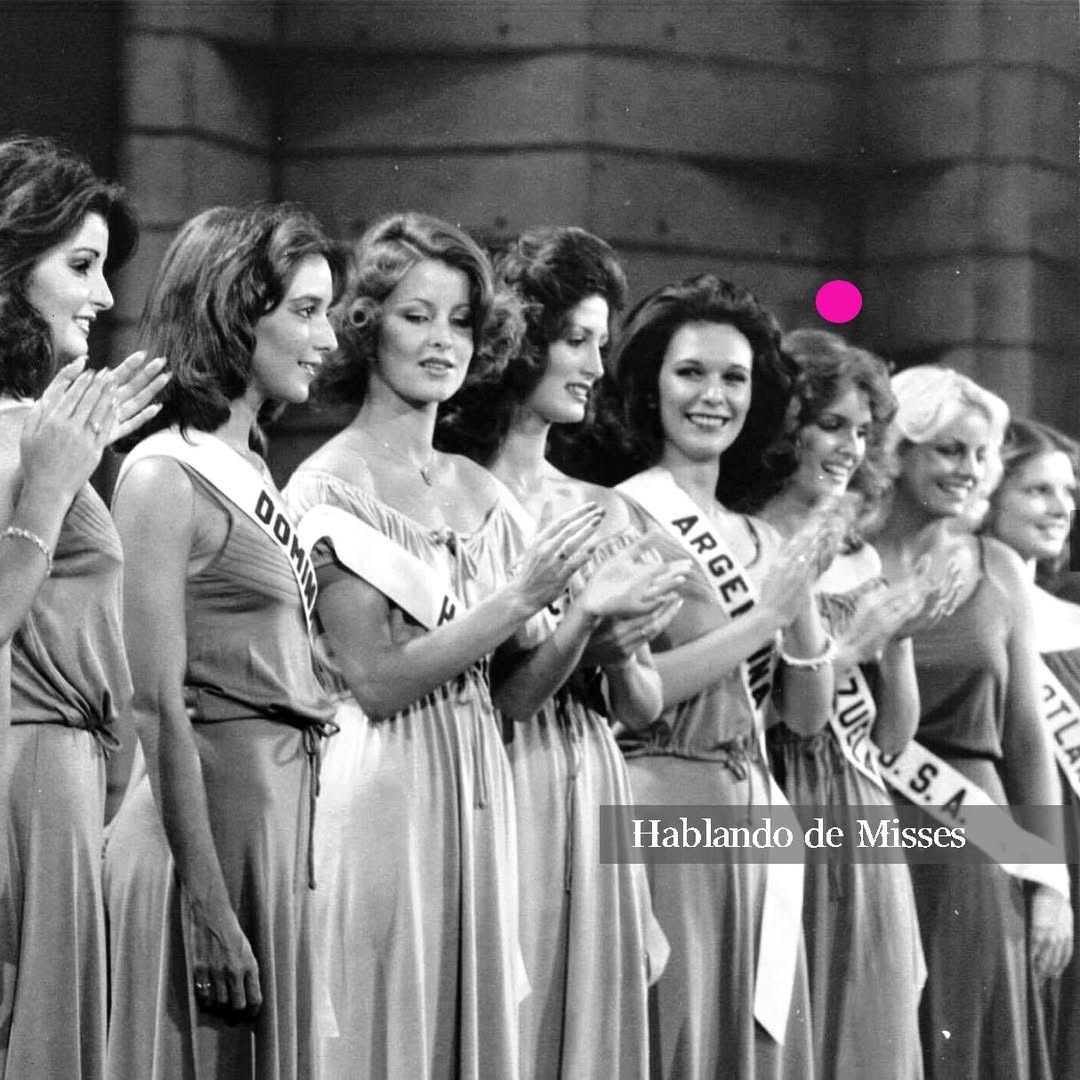 Del 𝗠𝗜𝗦𝗦 𝗨𝗡𝗜𝗩𝗘𝗥𝗦𝗢 𝟭𝟵𝟳𝟳, parte de las 12 semifinalistas del concu