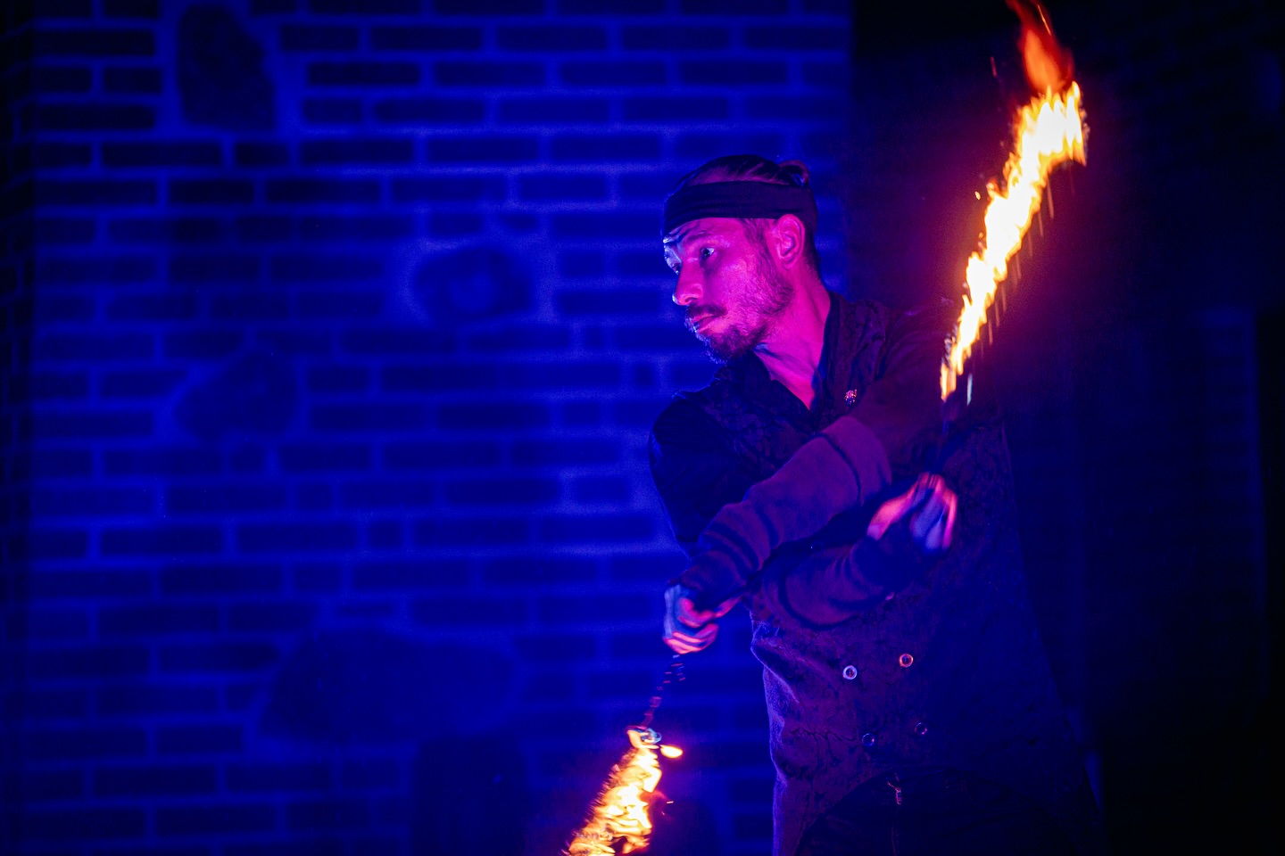 In Fót, the atmosphere was blazing hot, with stunning lights and incredible photos captured from our fire performance – it was an unforgettable night!❤️🔥#fótváros #fótfiesta #fireperformance #firejuggling #ahurafiretribe 📸 @fullframestudio_