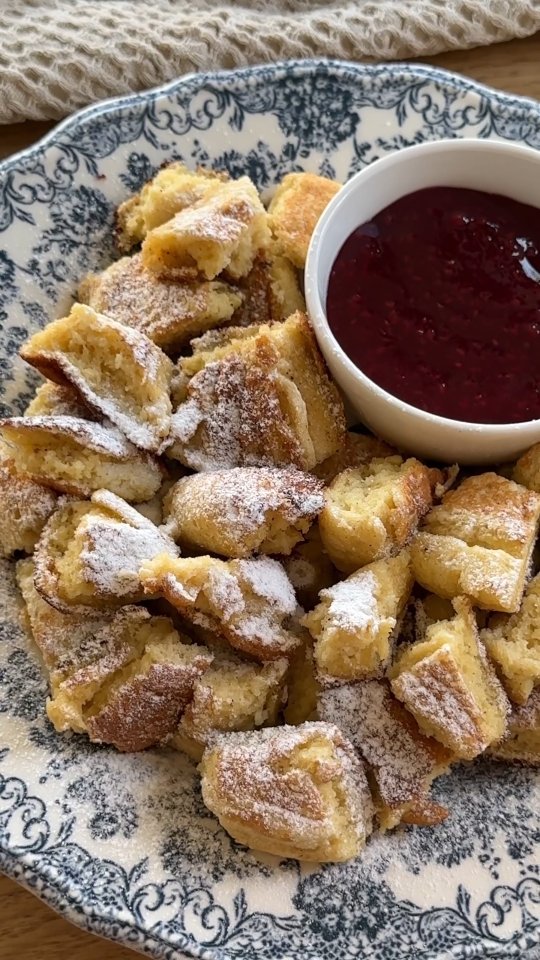 Jeste li znali da je Supernova grupacija iz Austrije? Jeste li znali da je Kaiserschmarrn tj.carski drobljenac desert koji potječe isto iz Austrije?
Danas vas častimo tim divnim jelom kako biste uživali u jesenskim danima 🫶🍁🤎 Recept je u prvom komentaru i dobar tek 😏