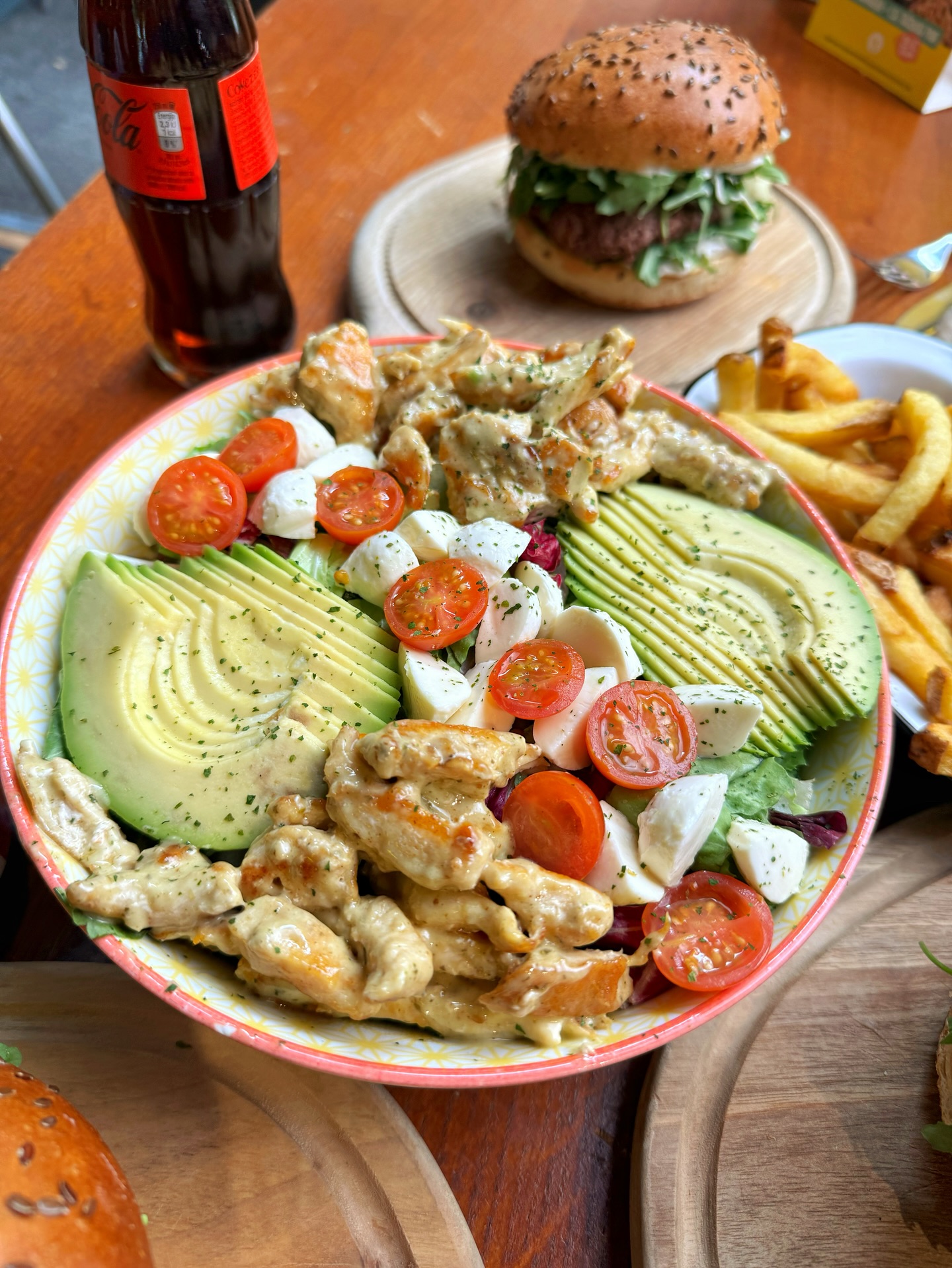 POV: tvoj današnji ručak je salata sa svježim domaćim sastojcima koju možeš dobiti u samo par klikova. 😋📲 Avocado Chicken Caprese 💛 POV: tvoj današnji ručak je salata sa svježim domaćim sastojcima koju možeš dobiti u samo par klikova. 😋📲 Avocado Chicken Caprese 💛