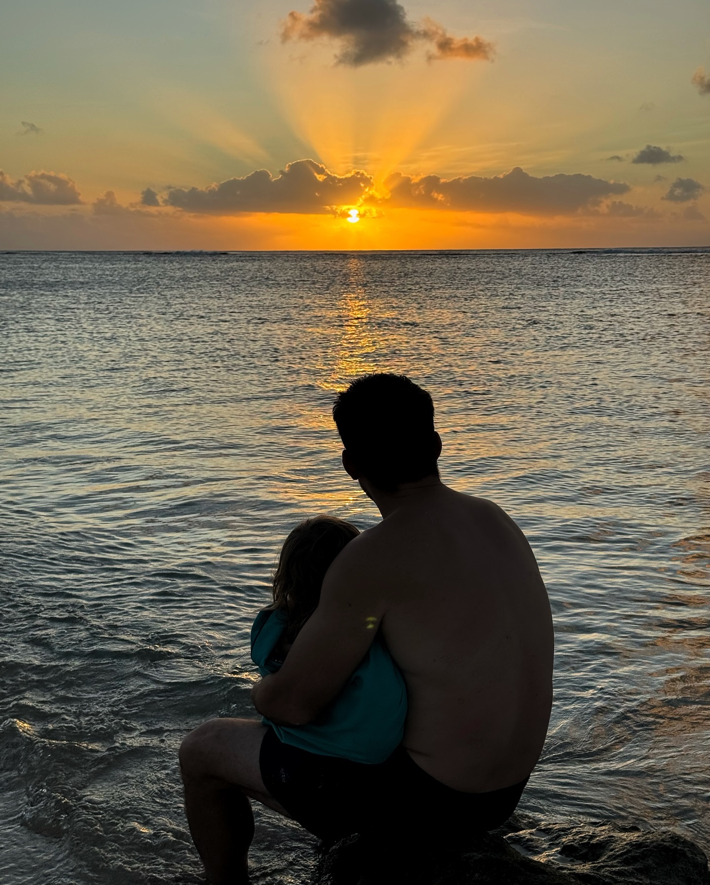 A legszebb naplemente, amit valaha közösen átéltünk 🌅
Festeni sem lehetett volna tökéletesebbet 🙏🏼
Az életünk korántsem tökéletes, de ezekért a pillanatokért megéri küzdeni.
És ezeket az élményeket senki sem veheti el tőlünk 💛
Ti hol láttátok a legszebb naplementét?
📍Tonga
#utazoanya #utazásgyerekkel #utazikacsalád #család #családiutazás