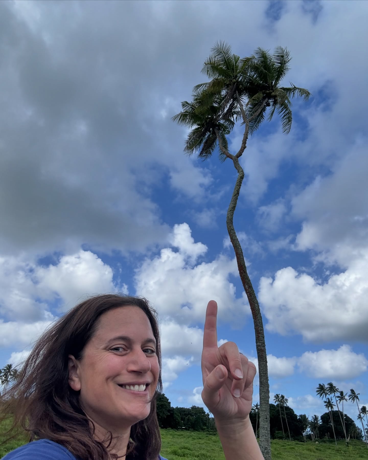 🇹🇴Tongai Királyság🇹🇴
A világ egyik legritkábban látogatott országa. És mi 6 éves ikrekkel, és egy Dravet-szindrómás kislánnyal jutottunk el ide. Ez ténylegesen a paradicsom volt 🌿 A zöld zöldebb, mint bárhol. A naplemente szebb, mint bárhol. A szívem csordultig tele.🙏🏼🥹
Nem tudom szavakkal kifejezni, mit érzek. Otthonról, a kanapéról megálmodtam. A lehetetlent.
És itt vagyunk, Tongán. Ahol a szállásadó egész kókuszdiókat készít be a hűtőbe. Ahol banán terem a kertben. És ahol a helyiek szelfiznek velünk, mert annyira ritka, hogy turistákkal találkoznak - főleg magyarokkal 🥹
Ez már több, mint hála, amit érzek. Sokszor azért is hálás vagyok, ha nem kòrházban kell feküdnöm Miával, hanem otthon lehetek.
De megtanultam, hogy amíg nem kórházban vagyunk, merni kell nagyot álmodni. És néha még annál is nagyobbat.✨🌎
Köszönöm, hogy a családommal eljuthattam Tongára 🙏🏼🥹😭🇹🇴🌴
#utazoanya