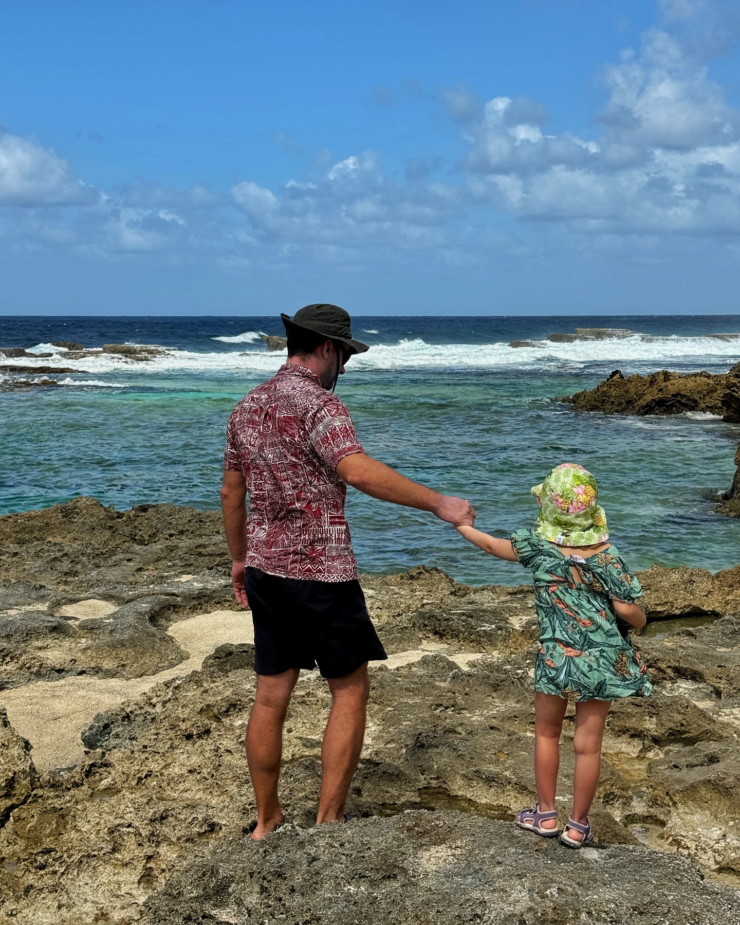 🇹🇴Tongai Királyság🇹🇴
A világ egyik legritkábban látogatott országa. És mi 6 éves ikrekkel, és egy Dravet-szindrómás kislánnyal jutottunk el ide. Ez ténylegesen a paradicsom volt 🌿 A zöld zöldebb, mint bárhol. A naplemente szebb, mint bárhol. A szívem csordultig tele.🙏🏼🥹
Nem tudom szavakkal kifejezni, mit érzek. Otthonról, a kanapéról megálmodtam. A lehetetlent.
És itt vagyunk, Tongán. Ahol a szállásadó egész kókuszdiókat készít be a hűtőbe. Ahol banán terem a kertben. És ahol a helyiek szelfiznek velünk, mert annyira ritka, hogy turistákkal találkoznak - főleg magyarokkal 🥹
Ez már több, mint hála, amit érzek. Sokszor azért is hálás vagyok, ha nem kòrházban kell feküdnöm Miával, hanem otthon lehetek.
De megtanultam, hogy amíg nem kórházban vagyunk, merni kell nagyot álmodni. És néha még annál is nagyobbat.✨🌎
Köszönöm, hogy a családommal eljuthattam Tongára 🙏🏼🥹😭🇹🇴🌴
#utazoanya