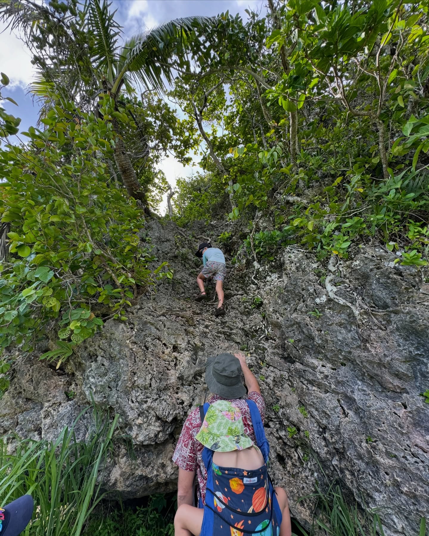 🇹🇴Tongai Királyság🇹🇴
A világ egyik legritkábban látogatott országa. És mi 6 éves ikrekkel, és egy Dravet-szindrómás kislánnyal jutottunk el ide. Ez ténylegesen a paradicsom volt 🌿 A zöld zöldebb, mint bárhol. A naplemente szebb, mint bárhol. A szívem csordultig tele.🙏🏼🥹
Nem tudom szavakkal kifejezni, mit érzek. Otthonról, a kanapéról megálmodtam. A lehetetlent.
És itt vagyunk, Tongán. Ahol a szállásadó egész kókuszdiókat készít be a hűtőbe. Ahol banán terem a kertben. És ahol a helyiek szelfiznek velünk, mert annyira ritka, hogy turistákkal találkoznak - főleg magyarokkal 🥹
Ez már több, mint hála, amit érzek. Sokszor azért is hálás vagyok, ha nem kòrházban kell feküdnöm Miával, hanem otthon lehetek.
De megtanultam, hogy amíg nem kórházban vagyunk, merni kell nagyot álmodni. És néha még annál is nagyobbat.✨🌎
Köszönöm, hogy a családommal eljuthattam Tongára 🙏🏼🥹😭🇹🇴🌴
#utazoanya