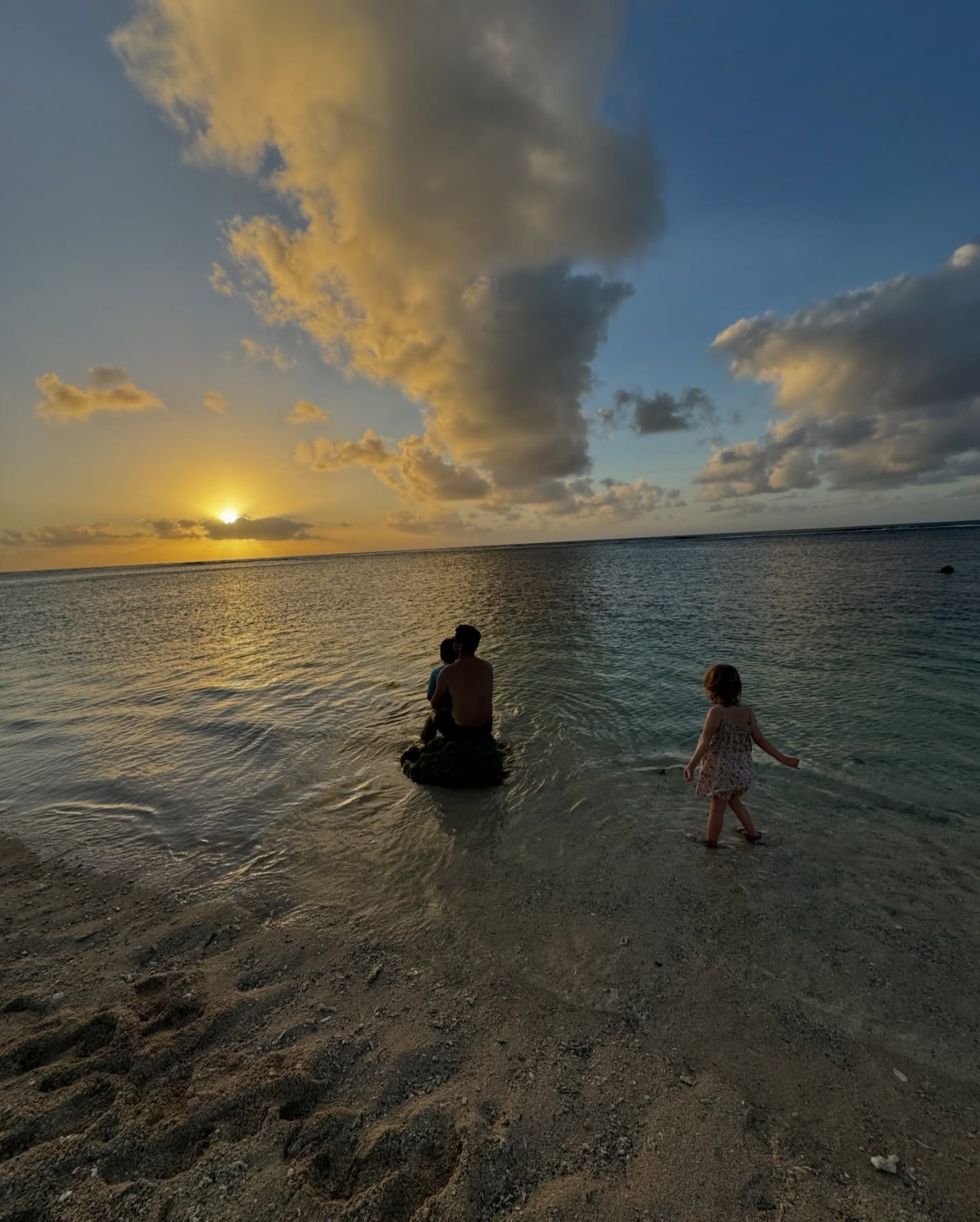 A legszebb naplemente, amit valaha közösen átéltünk 🌅
Festeni sem lehetett volna tökéletesebbet 🙏🏼
Az életünk korántsem tökéletes, de ezekért a pillanatokért megéri küzdeni.
És ezeket az élményeket senki sem veheti el tőlünk 💛
Ti hol láttátok a legszebb naplementét?
📍Tonga
#utazoanya #utazásgyerekkel #utazikacsalád #család #családiutazás