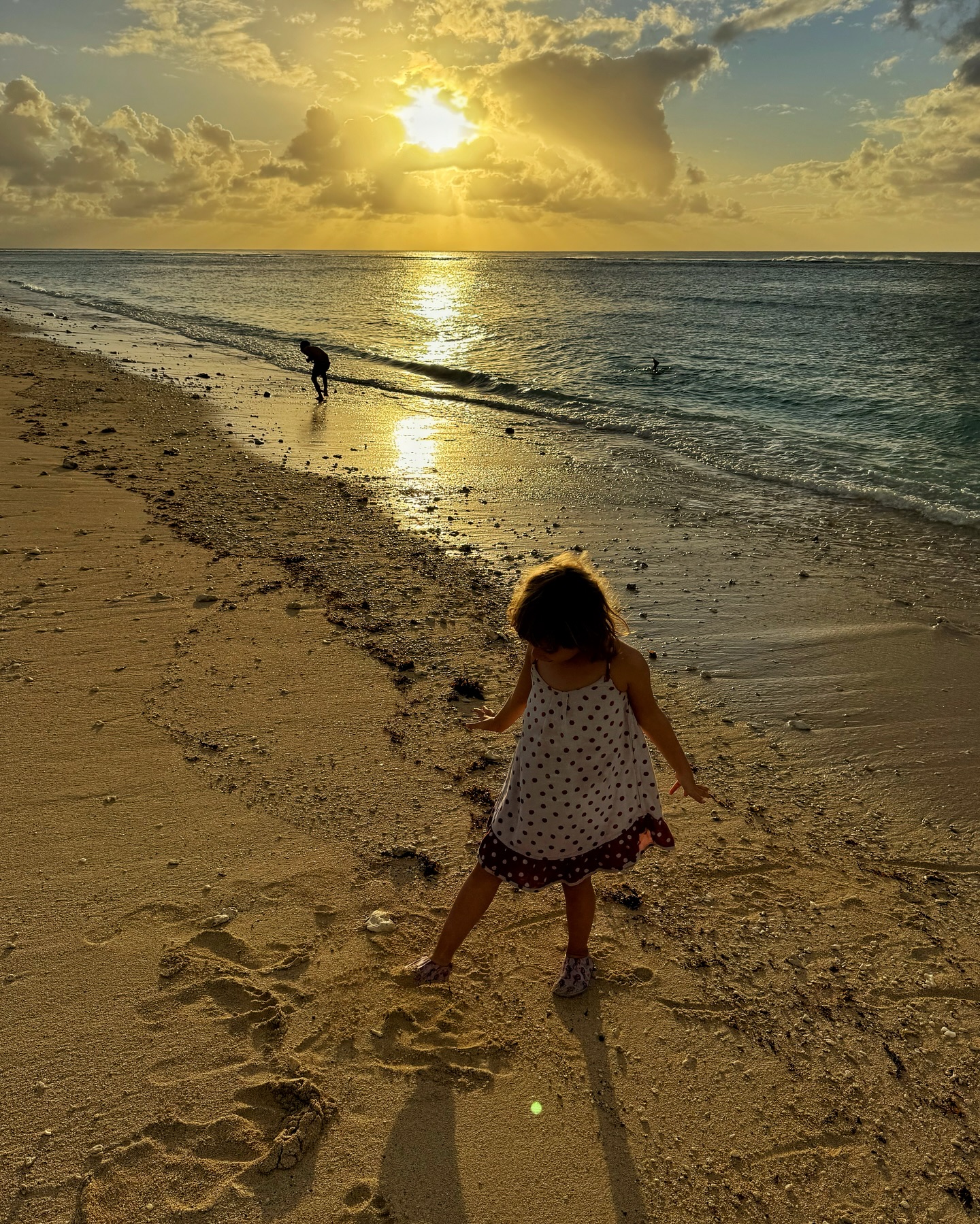 🇹🇴Tongai Királyság🇹🇴
A világ egyik legritkábban látogatott országa. És mi 6 éves ikrekkel, és egy Dravet-szindrómás kislánnyal jutottunk el ide. Ez ténylegesen a paradicsom volt 🌿 A zöld zöldebb, mint bárhol. A naplemente szebb, mint bárhol. A szívem csordultig tele.🙏🏼🥹
Nem tudom szavakkal kifejezni, mit érzek. Otthonról, a kanapéról megálmodtam. A lehetetlent.
És itt vagyunk, Tongán. Ahol a szállásadó egész kókuszdiókat készít be a hűtőbe. Ahol banán terem a kertben. És ahol a helyiek szelfiznek velünk, mert annyira ritka, hogy turistákkal találkoznak - főleg magyarokkal 🥹
Ez már több, mint hála, amit érzek. Sokszor azért is hálás vagyok, ha nem kòrházban kell feküdnöm Miával, hanem otthon lehetek.
De megtanultam, hogy amíg nem kórházban vagyunk, merni kell nagyot álmodni. És néha még annál is nagyobbat.✨🌎
Köszönöm, hogy a családommal eljuthattam Tongára 🙏🏼🥹😭🇹🇴🌴
#utazoanya