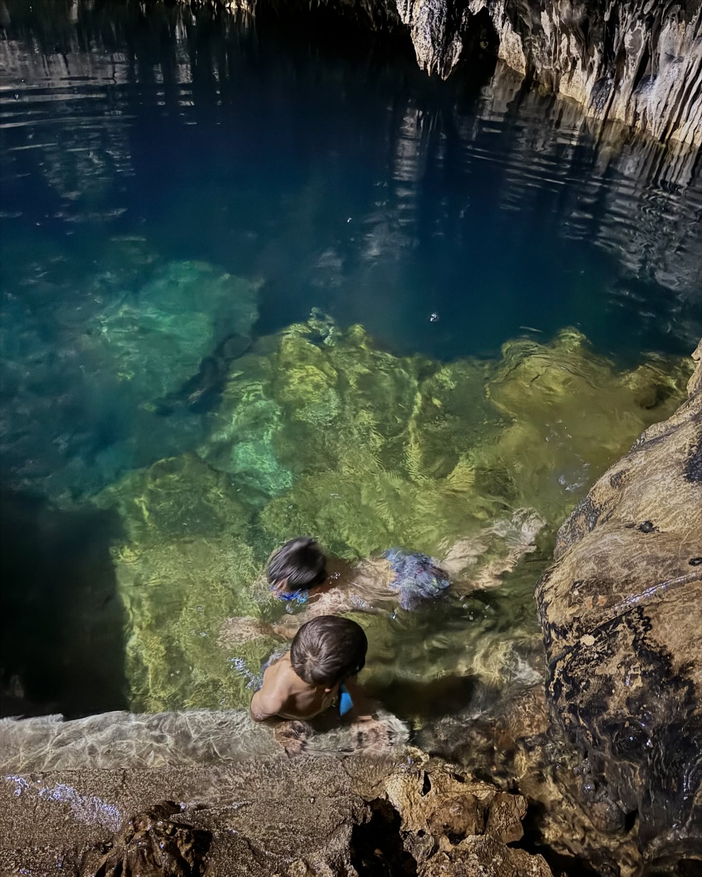 🇹🇴Tongai Királyság🇹🇴
A világ egyik legritkábban látogatott országa. És mi 6 éves ikrekkel, és egy Dravet-szindrómás kislánnyal jutottunk el ide. Ez ténylegesen a paradicsom volt 🌿 A zöld zöldebb, mint bárhol. A naplemente szebb, mint bárhol. A szívem csordultig tele.🙏🏼🥹
Nem tudom szavakkal kifejezni, mit érzek. Otthonról, a kanapéról megálmodtam. A lehetetlent.
És itt vagyunk, Tongán. Ahol a szállásadó egész kókuszdiókat készít be a hűtőbe. Ahol banán terem a kertben. És ahol a helyiek szelfiznek velünk, mert annyira ritka, hogy turistákkal találkoznak - főleg magyarokkal 🥹
Ez már több, mint hála, amit érzek. Sokszor azért is hálás vagyok, ha nem kòrházban kell feküdnöm Miával, hanem otthon lehetek.
De megtanultam, hogy amíg nem kórházban vagyunk, merni kell nagyot álmodni. És néha még annál is nagyobbat.✨🌎
Köszönöm, hogy a családommal eljuthattam Tongára 🙏🏼🥹😭🇹🇴🌴
#utazoanya