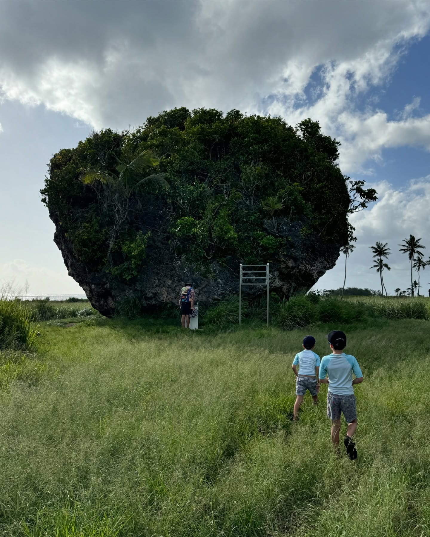🇹🇴Tongai Királyság🇹🇴
A világ egyik legritkábban látogatott országa. És mi 6 éves ikrekkel, és egy Dravet-szindrómás kislánnyal jutottunk el ide. Ez ténylegesen a paradicsom volt 🌿 A zöld zöldebb, mint bárhol. A naplemente szebb, mint bárhol. A szívem csordultig tele.🙏🏼🥹
Nem tudom szavakkal kifejezni, mit érzek. Otthonról, a kanapéról megálmodtam. A lehetetlent.
És itt vagyunk, Tongán. Ahol a szállásadó egész kókuszdiókat készít be a hűtőbe. Ahol banán terem a kertben. És ahol a helyiek szelfiznek velünk, mert annyira ritka, hogy turistákkal találkoznak - főleg magyarokkal 🥹
Ez már több, mint hála, amit érzek. Sokszor azért is hálás vagyok, ha nem kòrházban kell feküdnöm Miával, hanem otthon lehetek.
De megtanultam, hogy amíg nem kórházban vagyunk, merni kell nagyot álmodni. És néha még annál is nagyobbat.✨🌎
Köszönöm, hogy a családommal eljuthattam Tongára 🙏🏼🥹😭🇹🇴🌴
#utazoanya