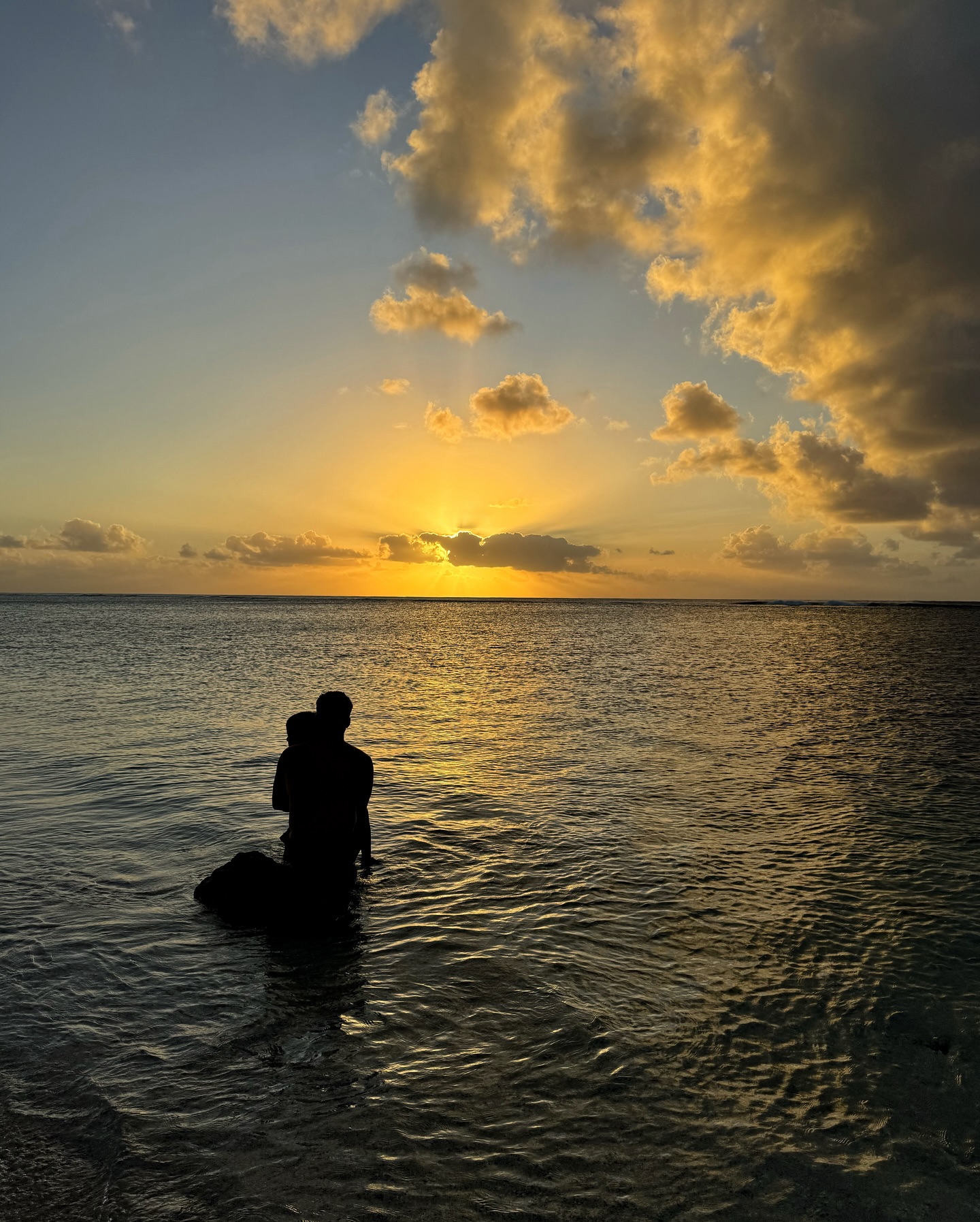 A legszebb naplemente, amit valaha közösen átéltünk 🌅
Festeni sem lehetett volna tökéletesebbet 🙏🏼
Az életünk korántsem tökéletes, de ezekért a pillanatokért megéri küzdeni.
És ezeket az élményeket senki sem veheti el tőlünk 💛
Ti hol láttátok a legszebb naplementét?
📍Tonga
#utazoanya #utazásgyerekkel #utazikacsalád #család #családiutazás