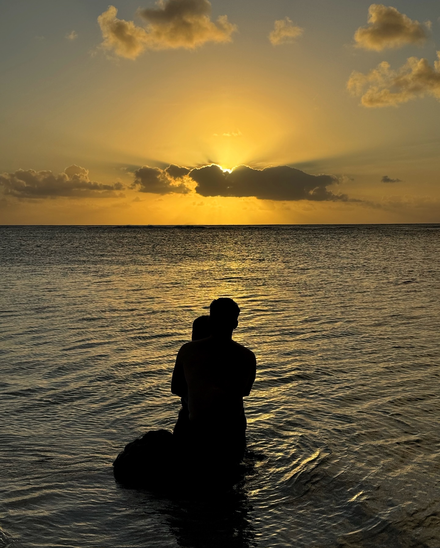 A legszebb naplemente, amit valaha közösen átéltünk 🌅
Festeni sem lehetett volna tökéletesebbet 🙏🏼
Az életünk korántsem tökéletes, de ezekért a pillanatokért megéri küzdeni.
És ezeket az élményeket senki sem veheti el tőlünk 💛
Ti hol láttátok a legszebb naplementét?
📍Tonga
#utazoanya #utazásgyerekkel #utazikacsalád #család #családiutazás