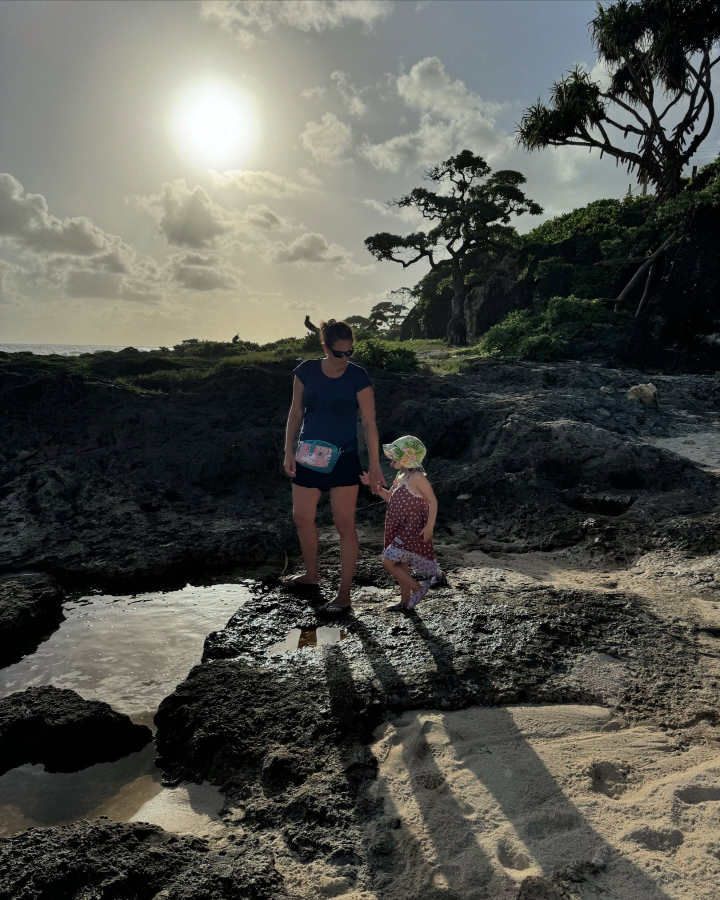 🇹🇴Tongai Királyság🇹🇴
A világ egyik legritkábban látogatott országa. És mi 6 éves ikrekkel, és egy Dravet-szindrómás kislánnyal jutottunk el ide. Ez ténylegesen a paradicsom volt 🌿 A zöld zöldebb, mint bárhol. A naplemente szebb, mint bárhol. A szívem csordultig tele.🙏🏼🥹
Nem tudom szavakkal kifejezni, mit érzek. Otthonról, a kanapéról megálmodtam. A lehetetlent.
És itt vagyunk, Tongán. Ahol a szállásadó egész kókuszdiókat készít be a hűtőbe. Ahol banán terem a kertben. És ahol a helyiek szelfiznek velünk, mert annyira ritka, hogy turistákkal találkoznak - főleg magyarokkal 🥹
Ez már több, mint hála, amit érzek. Sokszor azért is hálás vagyok, ha nem kòrházban kell feküdnöm Miával, hanem otthon lehetek.
De megtanultam, hogy amíg nem kórházban vagyunk, merni kell nagyot álmodni. És néha még annál is nagyobbat.✨🌎
Köszönöm, hogy a családommal eljuthattam Tongára 🙏🏼🥹😭🇹🇴🌴
#utazoanya