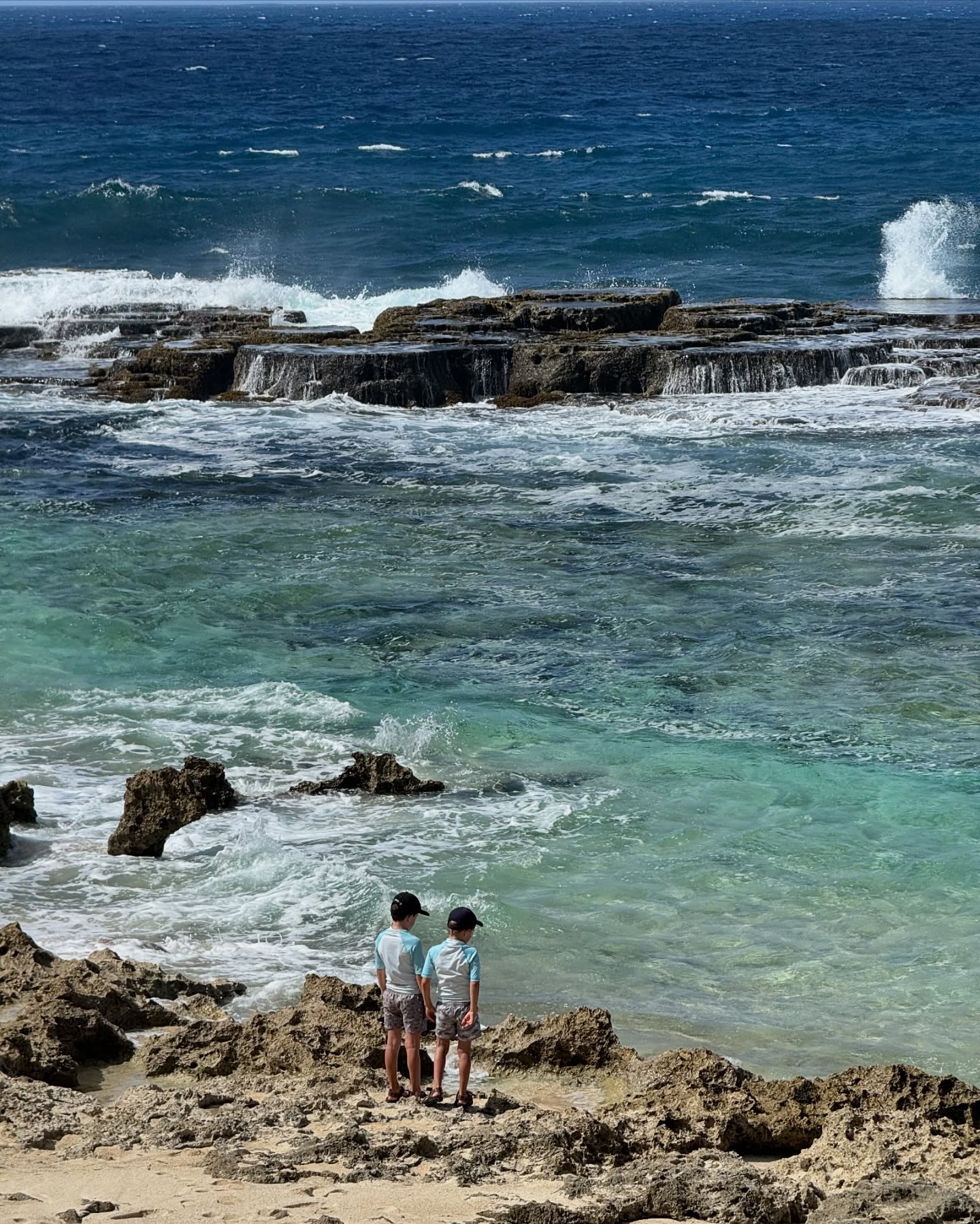 🇹🇴Tongai Királyság🇹🇴
A világ egyik legritkábban látogatott országa. És mi 6 éves ikrekkel, és egy Dravet-szindrómás kislánnyal jutottunk el ide. Ez ténylegesen a paradicsom volt 🌿 A zöld zöldebb, mint bárhol. A naplemente szebb, mint bárhol. A szívem csordultig tele.🙏🏼🥹
Nem tudom szavakkal kifejezni, mit érzek. Otthonról, a kanapéról megálmodtam. A lehetetlent.
És itt vagyunk, Tongán. Ahol a szállásadó egész kókuszdiókat készít be a hűtőbe. Ahol banán terem a kertben. És ahol a helyiek szelfiznek velünk, mert annyira ritka, hogy turistákkal találkoznak - főleg magyarokkal 🥹
Ez már több, mint hála, amit érzek. Sokszor azért is hálás vagyok, ha nem kòrházban kell feküdnöm Miával, hanem otthon lehetek.
De megtanultam, hogy amíg nem kórházban vagyunk, merni kell nagyot álmodni. És néha még annál is nagyobbat.✨🌎
Köszönöm, hogy a családommal eljuthattam Tongára 🙏🏼🥹😭🇹🇴🌴
#utazoanya