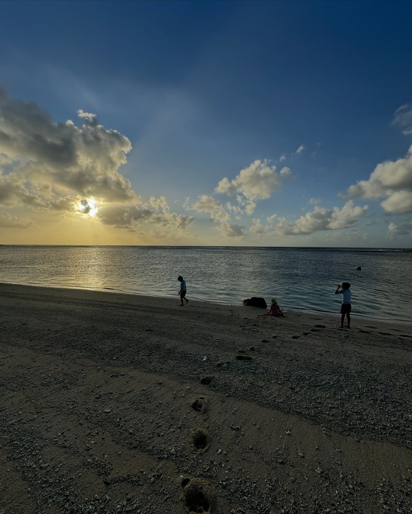 🇹🇴Tongai Királyság🇹🇴
A világ egyik legritkábban látogatott országa. És mi 6 éves ikrekkel, és egy Dravet-szindrómás kislánnyal jutottunk el ide. Ez ténylegesen a paradicsom volt 🌿 A zöld zöldebb, mint bárhol. A naplemente szebb, mint bárhol. A szívem csordultig tele.🙏🏼🥹
Nem tudom szavakkal kifejezni, mit érzek. Otthonról, a kanapéról megálmodtam. A lehetetlent.
És itt vagyunk, Tongán. Ahol a szállásadó egész kókuszdiókat készít be a hűtőbe. Ahol banán terem a kertben. És ahol a helyiek szelfiznek velünk, mert annyira ritka, hogy turistákkal találkoznak - főleg magyarokkal 🥹
Ez már több, mint hála, amit érzek. Sokszor azért is hálás vagyok, ha nem kòrházban kell feküdnöm Miával, hanem otthon lehetek.
De megtanultam, hogy amíg nem kórházban vagyunk, merni kell nagyot álmodni. És néha még annál is nagyobbat.✨🌎
Köszönöm, hogy a családommal eljuthattam Tongára 🙏🏼🥹😭🇹🇴🌴
#utazoanya