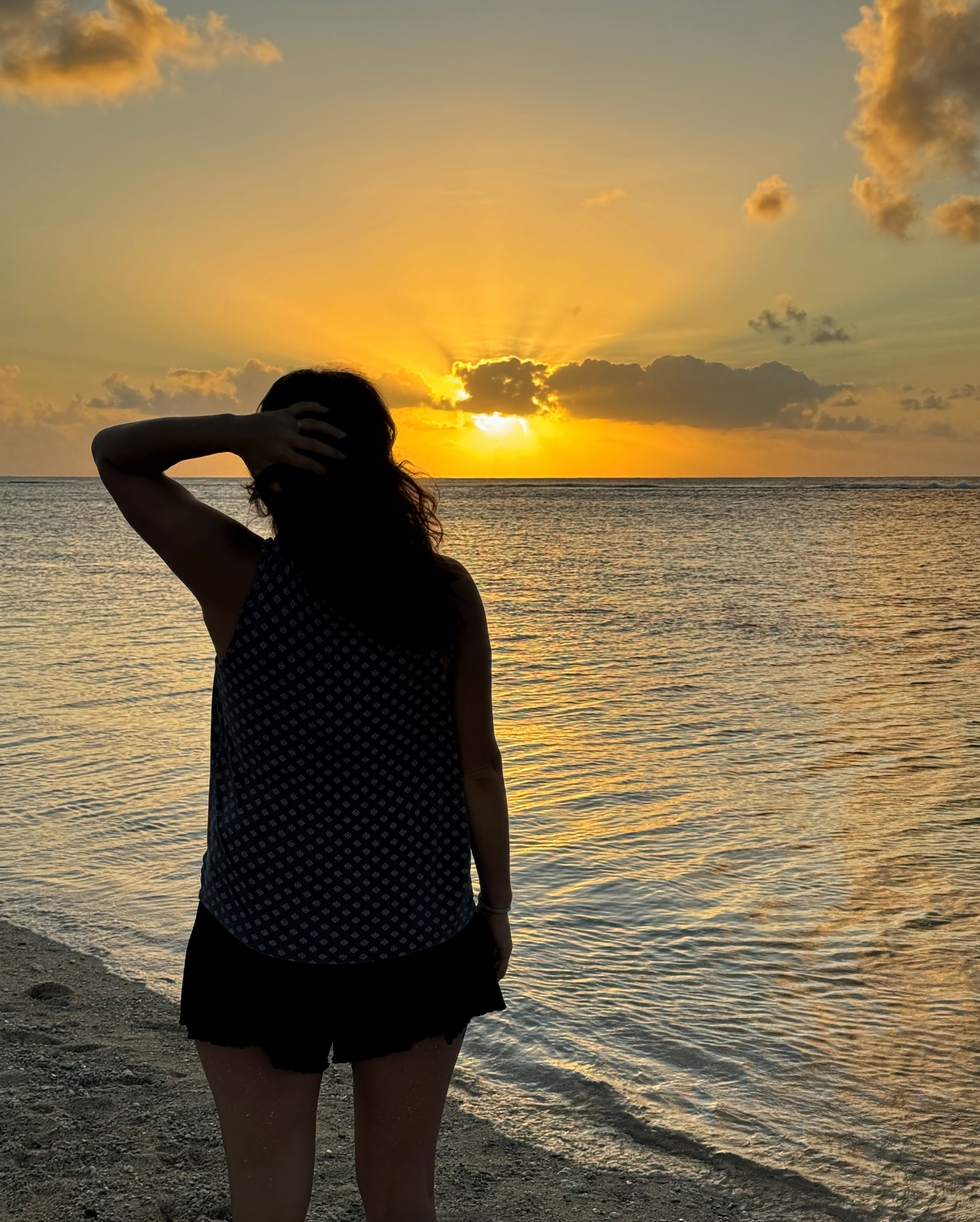 A legszebb naplemente, amit valaha közösen átéltünk 🌅
Festeni sem lehetett volna tökéletesebbet 🙏🏼
Az életünk korántsem tökéletes, de ezekért a pillanatokért megéri küzdeni.
És ezeket az élményeket senki sem veheti el tőlünk 💛
Ti hol láttátok a legszebb naplementét?
📍Tonga
#utazoanya #utazásgyerekkel #utazikacsalád #család #családiutazás