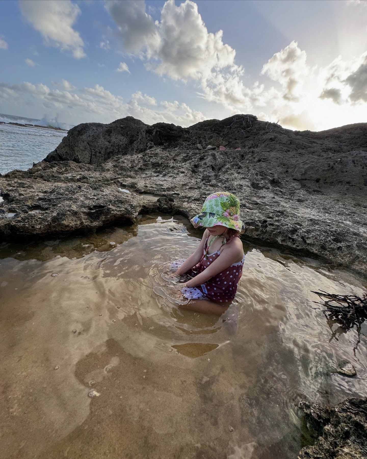 🇹🇴Tongai Királyság🇹🇴
A világ egyik legritkábban látogatott országa. És mi 6 éves ikrekkel, és egy Dravet-szindrómás kislánnyal jutottunk el ide. Ez ténylegesen a paradicsom volt 🌿 A zöld zöldebb, mint bárhol. A naplemente szebb, mint bárhol. A szívem csordultig tele.🙏🏼🥹
Nem tudom szavakkal kifejezni, mit érzek. Otthonról, a kanapéról megálmodtam. A lehetetlent.
És itt vagyunk, Tongán. Ahol a szállásadó egész kókuszdiókat készít be a hűtőbe. Ahol banán terem a kertben. És ahol a helyiek szelfiznek velünk, mert annyira ritka, hogy turistákkal találkoznak - főleg magyarokkal 🥹
Ez már több, mint hála, amit érzek. Sokszor azért is hálás vagyok, ha nem kòrházban kell feküdnöm Miával, hanem otthon lehetek.
De megtanultam, hogy amíg nem kórházban vagyunk, merni kell nagyot álmodni. És néha még annál is nagyobbat.✨🌎
Köszönöm, hogy a családommal eljuthattam Tongára 🙏🏼🥹😭🇹🇴🌴
#utazoanya