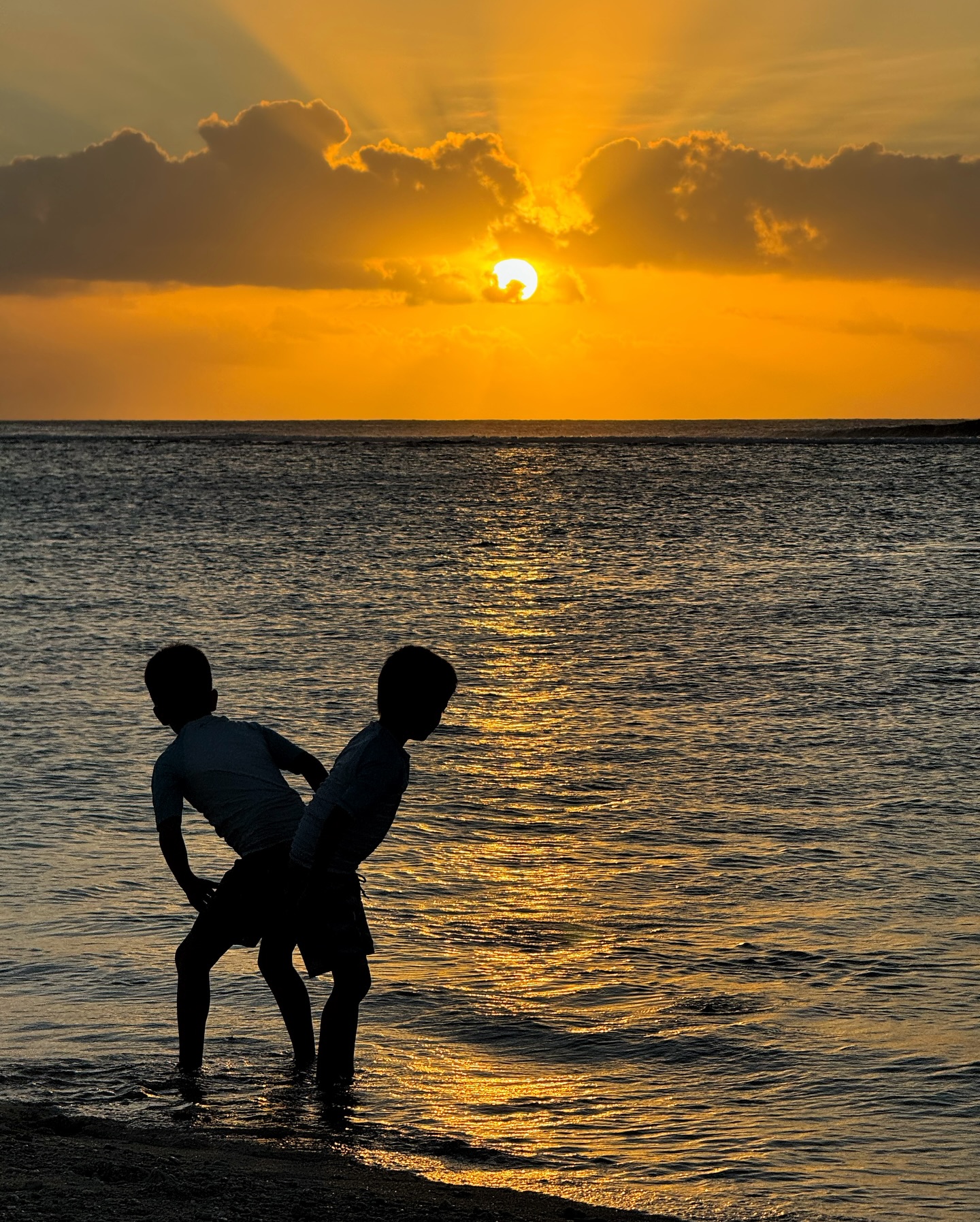 A legszebb naplemente, amit valaha közösen átéltünk 🌅
Festeni sem lehetett volna tökéletesebbet 🙏🏼
Az életünk korántsem tökéletes, de ezekért a pillanatokért megéri küzdeni.
És ezeket az élményeket senki sem veheti el tőlünk 💛
Ti hol láttátok a legszebb naplementét?
📍Tonga
#utazoanya #utazásgyerekkel #utazikacsalád #család #családiutazás