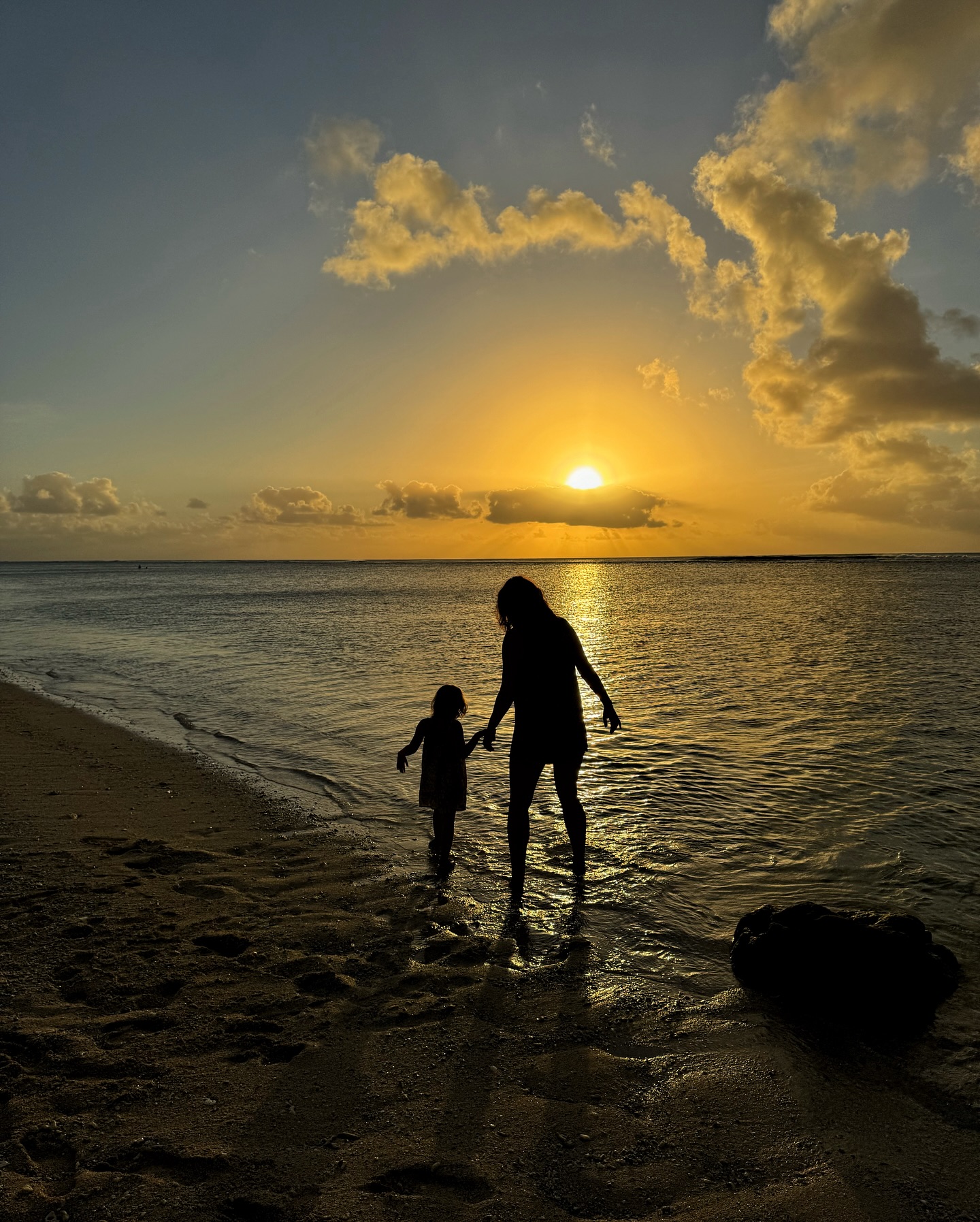 A legszebb naplemente, amit valaha közösen átéltünk 🌅
Festeni sem lehetett volna tökéletesebbet 🙏🏼
Az életünk korántsem tökéletes, de ezekért a pillanatokért megéri küzdeni.
És ezeket az élményeket senki sem veheti el tőlünk 💛
Ti hol láttátok a legszebb naplementét?
📍Tonga
#utazoanya #utazásgyerekkel #utazikacsalád #család #családiutazás