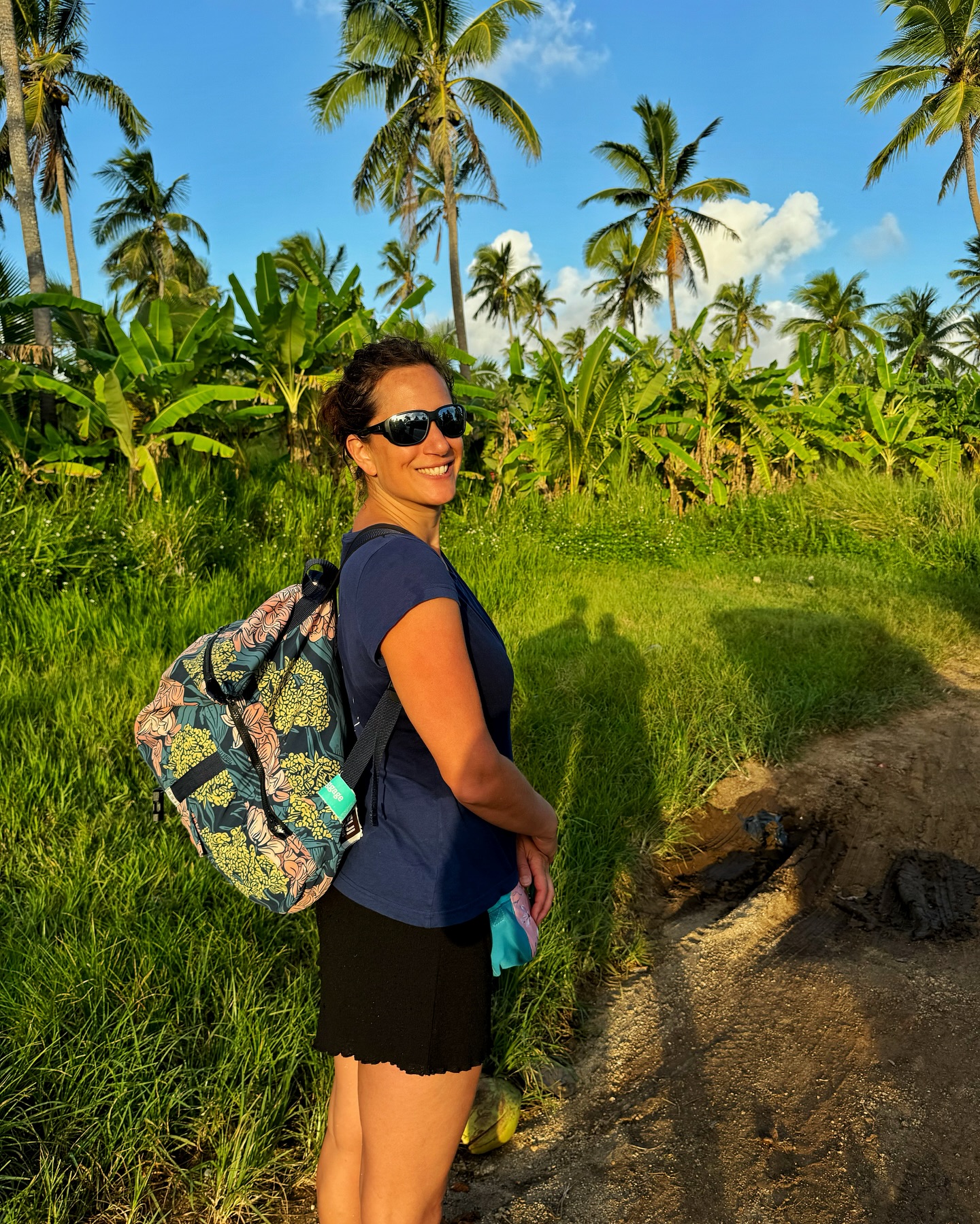 🇹🇴Tongai Királyság🇹🇴
A világ egyik legritkábban látogatott országa. És mi 6 éves ikrekkel, és egy Dravet-szindrómás kislánnyal jutottunk el ide. Ez ténylegesen a paradicsom volt 🌿 A zöld zöldebb, mint bárhol. A naplemente szebb, mint bárhol. A szívem csordultig tele.🙏🏼🥹
Nem tudom szavakkal kifejezni, mit érzek. Otthonról, a kanapéról megálmodtam. A lehetetlent.
És itt vagyunk, Tongán. Ahol a szállásadó egész kókuszdiókat készít be a hűtőbe. Ahol banán terem a kertben. És ahol a helyiek szelfiznek velünk, mert annyira ritka, hogy turistákkal találkoznak - főleg magyarokkal 🥹
Ez már több, mint hála, amit érzek. Sokszor azért is hálás vagyok, ha nem kòrházban kell feküdnöm Miával, hanem otthon lehetek.
De megtanultam, hogy amíg nem kórházban vagyunk, merni kell nagyot álmodni. És néha még annál is nagyobbat.✨🌎
Köszönöm, hogy a családommal eljuthattam Tongára 🙏🏼🥹😭🇹🇴🌴
#utazoanya
