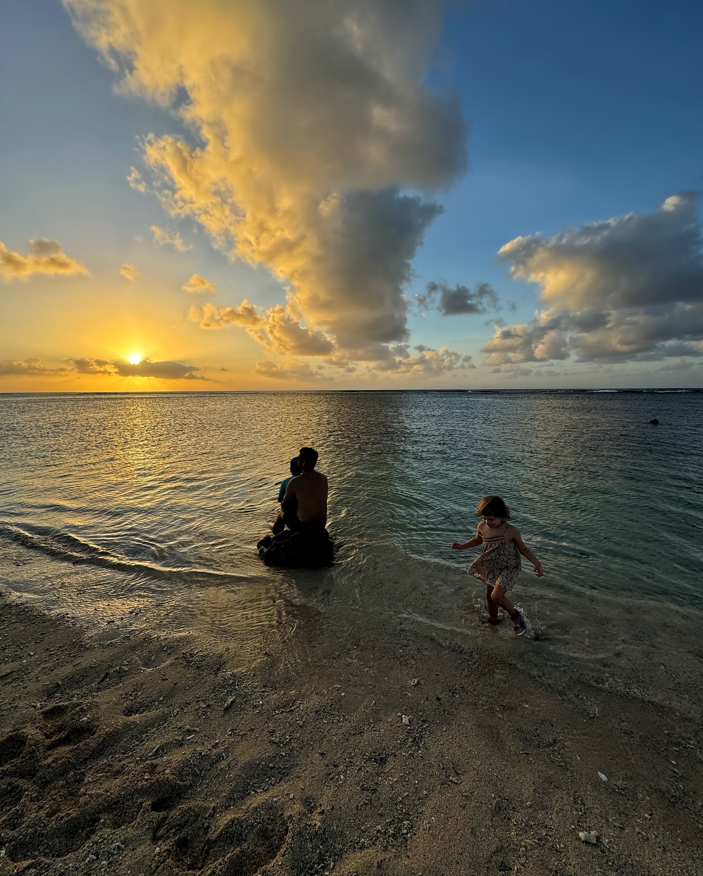 A legszebb naplemente, amit valaha közösen átéltünk 🌅
Festeni sem lehetett volna tökéletesebbet 🙏🏼
Az életünk korántsem tökéletes, de ezekért a pillanatokért megéri küzdeni.
És ezeket az élményeket senki sem veheti el tőlünk 💛
Ti hol láttátok a legszebb naplementét?
📍Tonga
#utazoanya #utazásgyerekkel #utazikacsalád #család #családiutazás