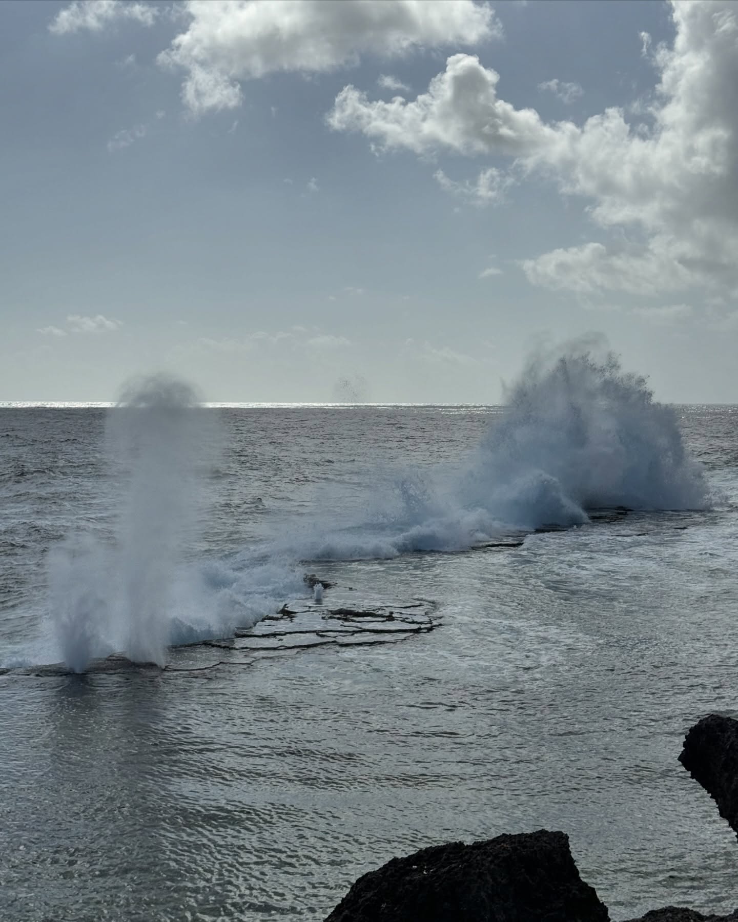 🇹🇴Tongai Királyság🇹🇴
A világ egyik legritkábban látogatott országa. És mi 6 éves ikrekkel, és egy Dravet-szindrómás kislánnyal jutottunk el ide. Ez ténylegesen a paradicsom volt 🌿 A zöld zöldebb, mint bárhol. A naplemente szebb, mint bárhol. A szívem csordultig tele.🙏🏼🥹
Nem tudom szavakkal kifejezni, mit érzek. Otthonról, a kanapéról megálmodtam. A lehetetlent.
És itt vagyunk, Tongán. Ahol a szállásadó egész kókuszdiókat készít be a hűtőbe. Ahol banán terem a kertben. És ahol a helyiek szelfiznek velünk, mert annyira ritka, hogy turistákkal találkoznak - főleg magyarokkal 🥹
Ez már több, mint hála, amit érzek. Sokszor azért is hálás vagyok, ha nem kòrházban kell feküdnöm Miával, hanem otthon lehetek.
De megtanultam, hogy amíg nem kórházban vagyunk, merni kell nagyot álmodni. És néha még annál is nagyobbat.✨🌎
Köszönöm, hogy a családommal eljuthattam Tongára 🙏🏼🥹😭🇹🇴🌴
#utazoanya