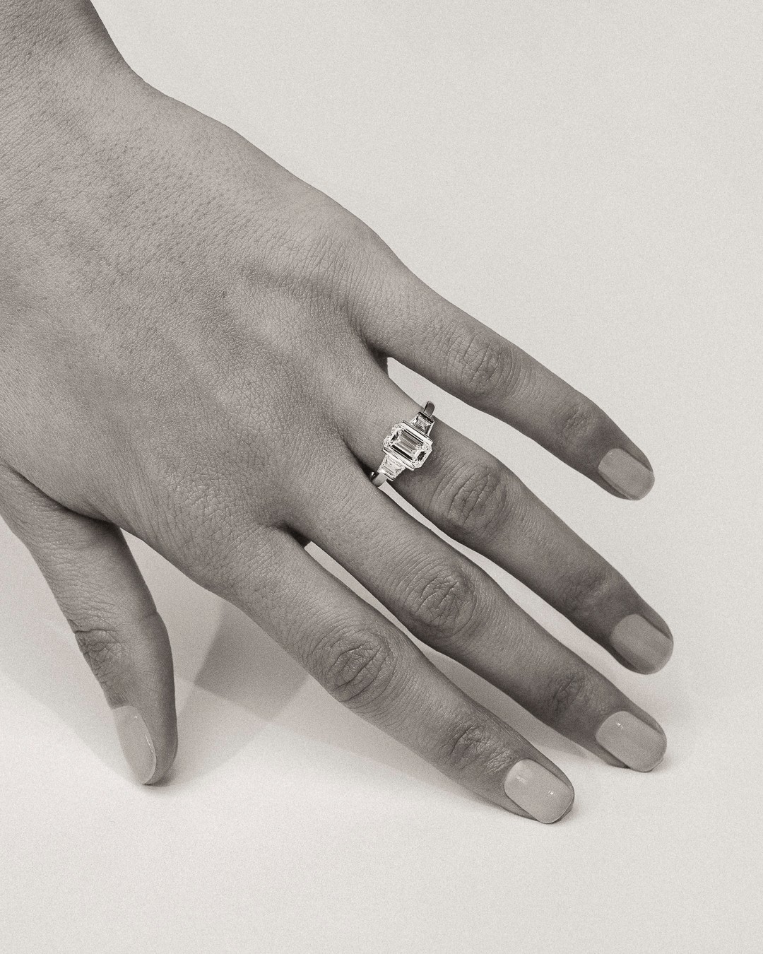 La rigueur des lignes, la douceur de l’éclat.
Inspirée de l’Art Déco, cette bague taille émeraude révèle la beauté du détail.
Chaque angle capte la lumière, chaque reflet souligne sa structure parfaite.
Une création d’équilibre, pensée pour magnifier la pierre et sublimer le geste.
The precision of lines, the softness of light.
Inspired by Art Deco, this emerald-cut ring reveals the beauty of detail.
Each angle catches the light, each reflection enhances its perfect structure.
A creation of balance, designed to magnify the stone and elevate every gesture.
• Paris | 5 rue de l’Échelle 75 001
• Bordeaux | 4-6 Cours de l’Intendance 33 000
#amantysbordeaux #amantysparis #showroombordeaux #baguesdefiançailles #baguedefiancaillesparis #baguebordeaux #alliancesbordeaux #diamantnaturel