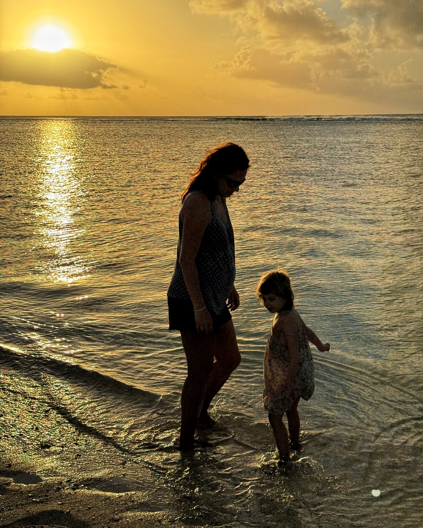 A legszebb naplemente, amit valaha közösen átéltünk 🌅
Festeni sem lehetett volna tökéletesebbet 🙏🏼
Az életünk korántsem tökéletes, de ezekért a pillanatokért megéri küzdeni.
És ezeket az élményeket senki sem veheti el tőlünk 💛
Ti hol láttátok a legszebb naplementét?
📍Tonga
#utazoanya #utazásgyerekkel #utazikacsalád #család #családiutazás