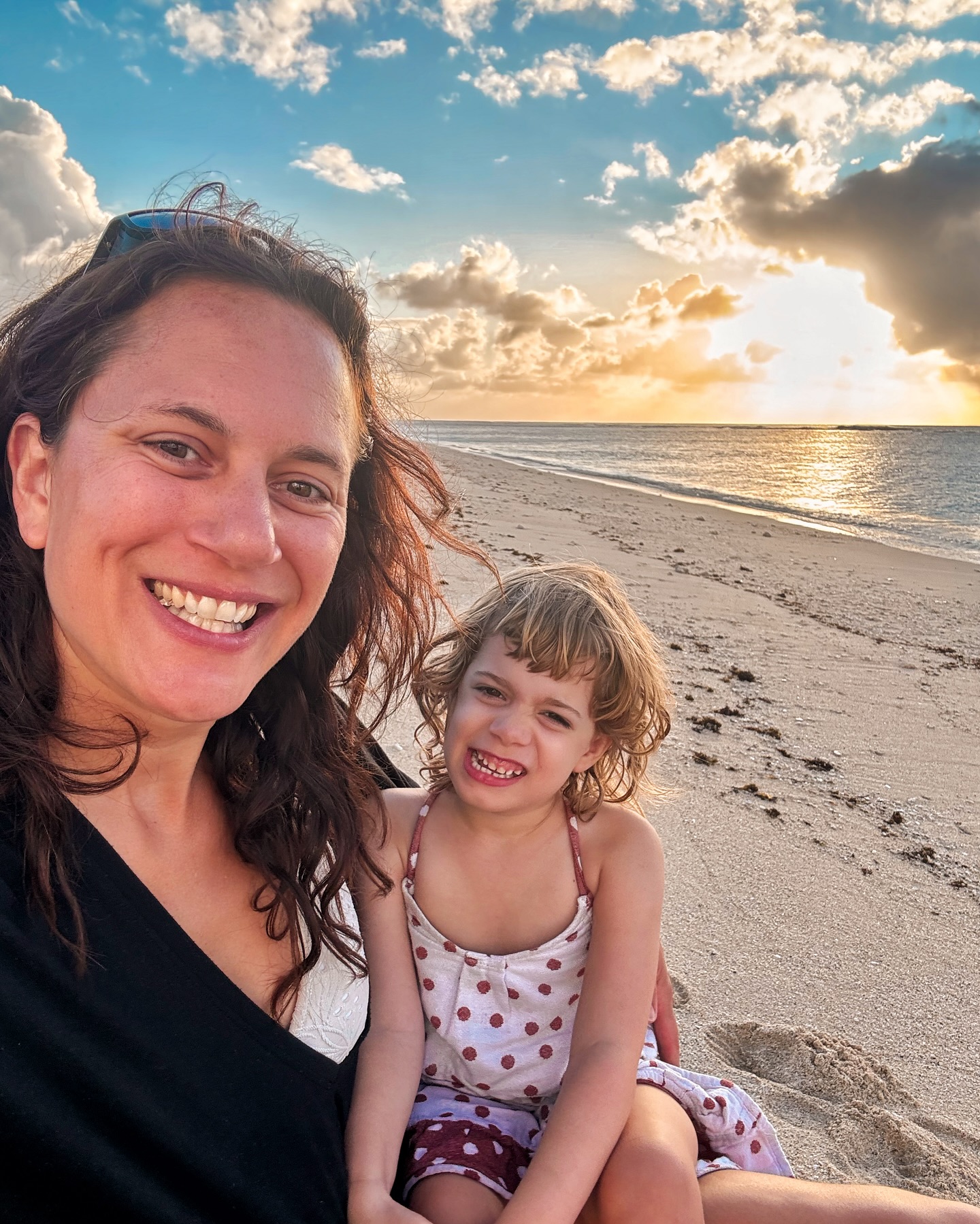 🇹🇴Tongai Királyság🇹🇴
A világ egyik legritkábban látogatott országa. És mi 6 éves ikrekkel, és egy Dravet-szindrómás kislánnyal jutottunk el ide. Ez ténylegesen a paradicsom volt 🌿 A zöld zöldebb, mint bárhol. A naplemente szebb, mint bárhol. A szívem csordultig tele.🙏🏼🥹
Nem tudom szavakkal kifejezni, mit érzek. Otthonról, a kanapéról megálmodtam. A lehetetlent.
És itt vagyunk, Tongán. Ahol a szállásadó egész kókuszdiókat készít be a hűtőbe. Ahol banán terem a kertben. És ahol a helyiek szelfiznek velünk, mert annyira ritka, hogy turistákkal találkoznak - főleg magyarokkal 🥹
Ez már több, mint hála, amit érzek. Sokszor azért is hálás vagyok, ha nem kòrházban kell feküdnöm Miával, hanem otthon lehetek.
De megtanultam, hogy amíg nem kórházban vagyunk, merni kell nagyot álmodni. És néha még annál is nagyobbat.✨🌎
Köszönöm, hogy a családommal eljuthattam Tongára 🙏🏼🥹😭🇹🇴🌴
#utazoanya