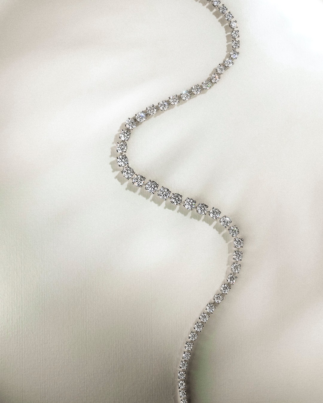Comme une ligne de lumière, le collier rivière trace son éclat avec fluidité.
Chaque diamant reflète la pureté d’un geste joaillier, créant une continuité parfaite entre mouvement et élégance.
Un bijou intemporel, pensé pour magnifier chaque instant avec une grâce éternelle.
A line of light, tracing its brilliance with effortless fluidity.
Each diamond captures the purity of the jeweler’s art, weaving a perfect harmony between movement and elegance.
A timeless creation — born to illuminate every moment with eternal grace.
• Paris | 5 rue de l’Échelle 75001
• Bordeaux | 4-6 Cours de l’Intendance 33000
#DiamantNaturel #HauteJoaillerie #amantysparis #amantysbordeaux #collierrivière