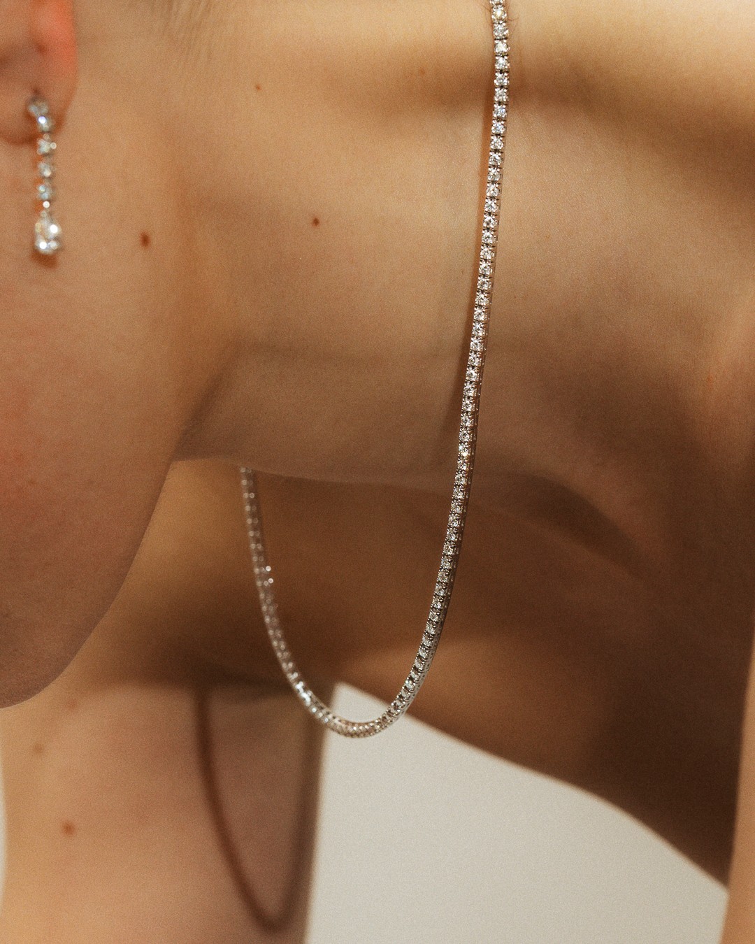 Elle coule sur la peau comme un fil de lumière.
Le Collier Rivière, serti de diamants taille brillant 1,60 ct en or blanc palladié 18 K, incarne l’élégance en mouvement.
Une création pensée pour celles qui aiment la simplicité lumineuse, la sophistication discrète et les instants qui ne demandent rien d’autre que d’être vécus.
Un bijou à la fois éclatant et intemporel
―
It flows over the skin like a thread of light.
The Rivière Necklace, set with 1.60 ct brilliant-cut diamonds in 18K palladium white gold, embodies elegance in motion.
A creation designed for those who love luminous simplicity, understated sophistication, and moments that simply need to be lived.
A jewel that is both radiant and timeless.
• Paris | 5 rue de l’Échelle 75 001
• Bordeaux | 4-6 Cours de l’Intendance 33 000
#amantysbordeaux #amantysparis #showroombordeaux #baguesdefiançailles #baguedefiancaillesparis #baguebordeaux #alliancesbordeaux #diamantnaturel