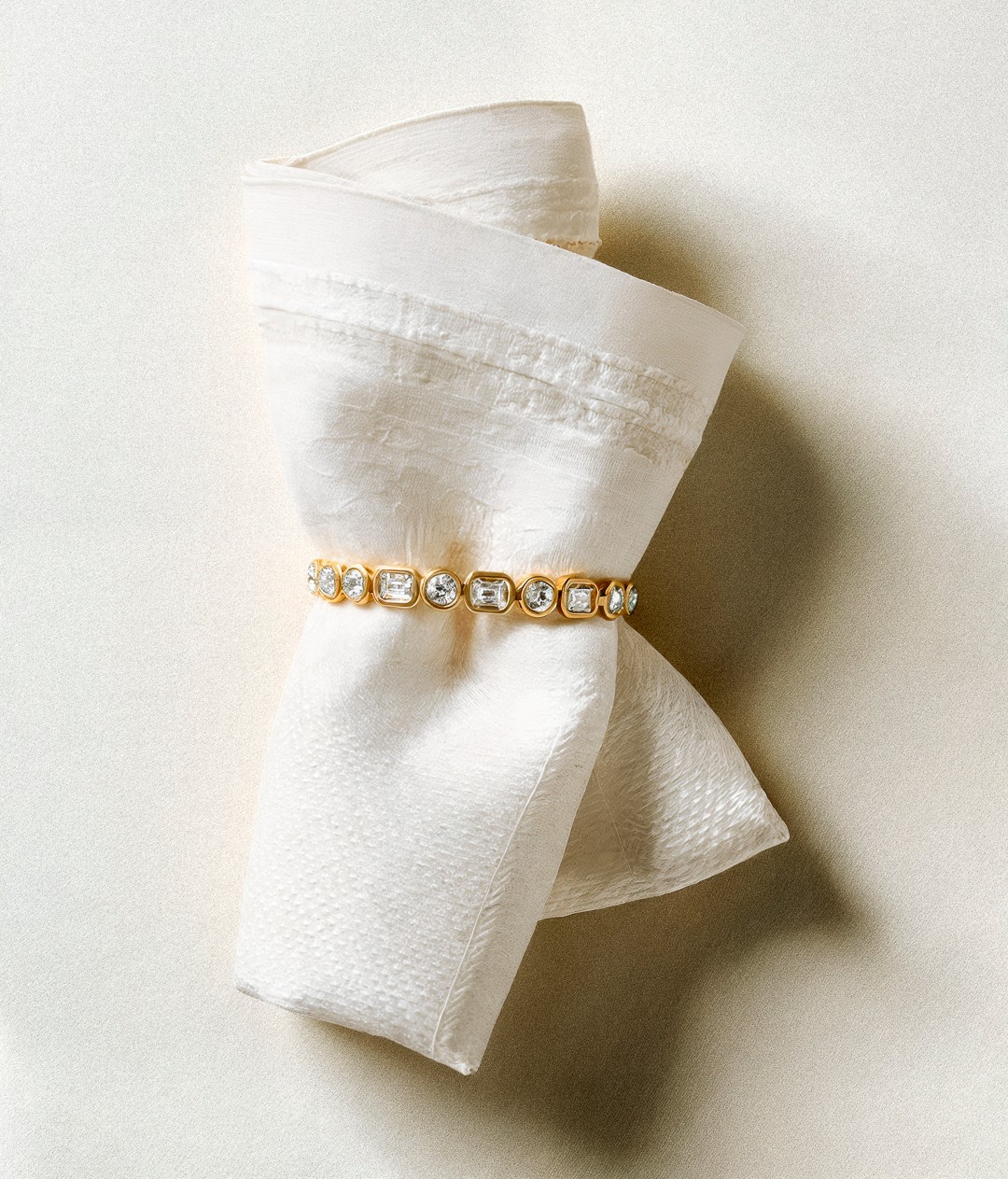 Lignes franches, rythmes géométriques, lumière cadrée.
Ce bracelet s'inspire du style Art Déco dans ce qu’il a de plus structuré : des diamants aux tailles mixtes, sertis clos, posés sur or jaune. Une pièce au caractère fort, dessinée comme une composition.
-
Bold lines, geometric rhythm, controlled light.
This bracelet is a tribute to the purest expression of Art Deco style: mixed-cut diamonds, bezel-set in yellow gold. A piece with presence and precision, designed like a composition.
#amantysparis #amantysbordeaux #hautejoaillerie #naturaldiamond #diamantnaturel #finejewelry #amantys #diamondbracelet