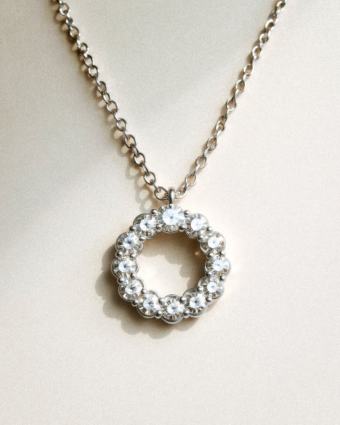 Des diamants ronds, posés en cercle, comme une onde précieuse.
Aura est un talisman moderne, qui capte la lumière et l’attention.
Une pièce disponible en 72h, à glisser sous le sapin.
Haute joaillerie, prête à être offerte.
-
Round diamonds set in a perfect circle, like a luminous ripple.
Aura is a modern talisman that draws in light, and attention.
Available within 72 hours, ready to gift for the holidays.
High jewelry, ready to give.
• Paris | 5 rue de l’Échelle 75 001
• Bordeaux | 4-6 Cours de l’Intendance 33 000
#amantysbordeaux #amantysparis #showroombordeaux #baguesdefiançailles #baguedefiancaillesparis #baguebordeaux #alliancesbordeaux #diamantnaturel #christmasgifts