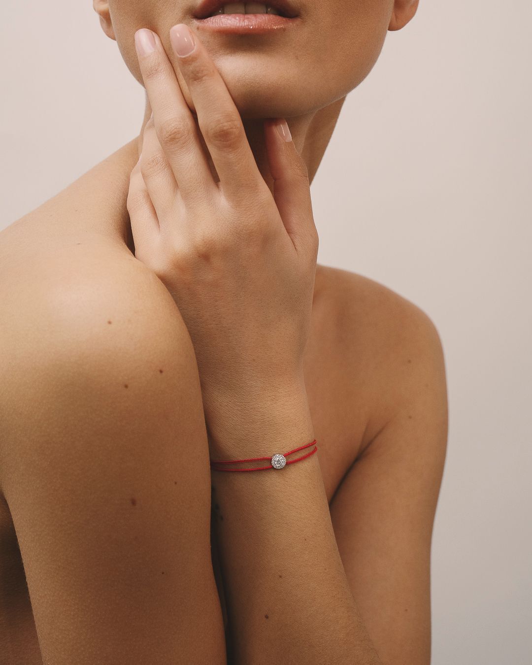 Une idée cadeau qui fait toujours plaisir.
Notre sélection de Noël réunit de petits bijoux lumineux, sans personnalisation, disponibles rapidement pour les fêtes.
Des pièces fines et précieuses, pensées pour être offertes sans attendre et pour arriver à temps sous le sapin.
―
A gift idea that’s always a delight.
Our Christmas selection features delicate, ready-to-gift pieces no customization, no delay.
Just effortless sparkle, delivered in time for the holidays.
• Paris | 5 rue de l’Échelle 75001
• Bordeaux | 4-6 Cours de l’Intendance 33000
#amantysparis #amantysbordeaux #cadeau #christmasgift #finejewelry #joaillerie #amantys #72h