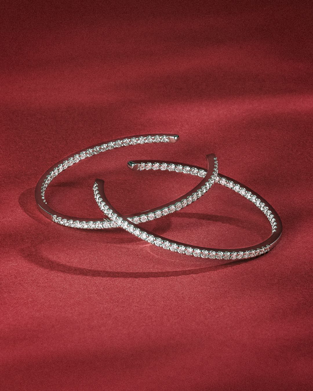 Un cadeau qui capture immédiatement la lumière.
Ces boucles d’oreilles en diamants dessinent une ligne pure, moderne, qui illumine le visage d’un éclat net et assumé.
Un présent d’exception pour Noël : intemporel, élégant, impossible à oublier.
―
A gift that instantly catches the light.
These diamond earrings draw a clean, modern line, bringing a bold, luminous sparkle to the face.
A timeless Christmas gift — elegant, radiant, unforgettable.
• Paris | 5 rue de l’Échelle 75001
• Bordeaux | 4-6 Cours de l’Intendance 33000
#amantysparis #amantysbordeaux #diamantnaturel #finejewelry #christmasgift #bouclesdoreilles #amantys #joaillerie