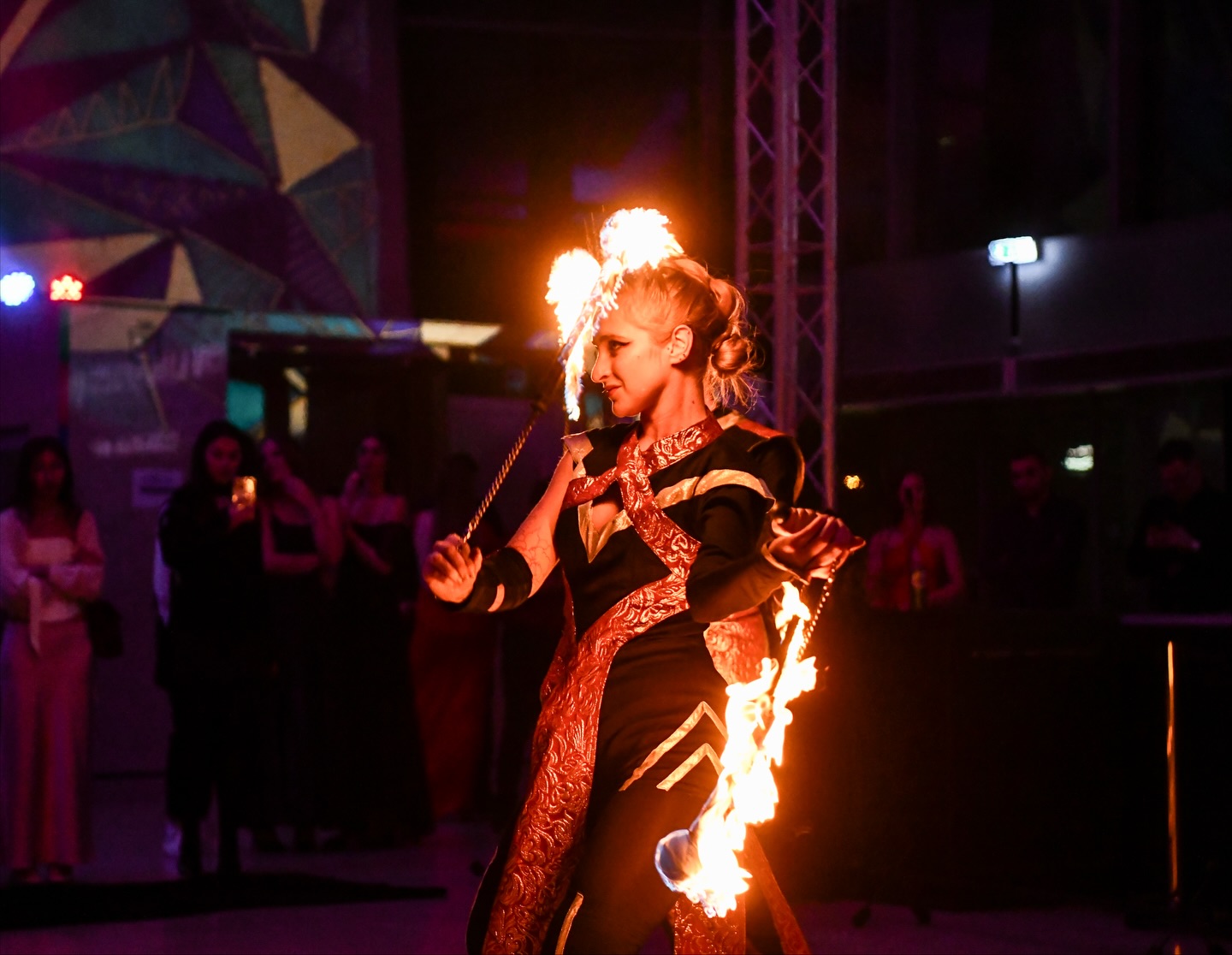 🔥Péntek este sikerült kicsit feltüzelni a Miskolci Egyetem gólyabálját… szó szerint. 😎
A bál “Tűz és Jég” témája mellé mi hoztuk a forróságot.🔥❄️
A 3 fős tűzzsonglőr csapatunk bevette az aulát, és vittünk mindent, ami csak lángolhat.
A közönség zseniális volt, a hangulat meg annyira jó, hogy még az eszközök is gyorsabban pörögtek!
Köszi, hogy veletek lehettünk, gólyák — ezt az előadást még sokáig emlegetni fogjuk! 🔥✨ #fireperformers #fireshow #miskolcuniversity #ahurafiretribe