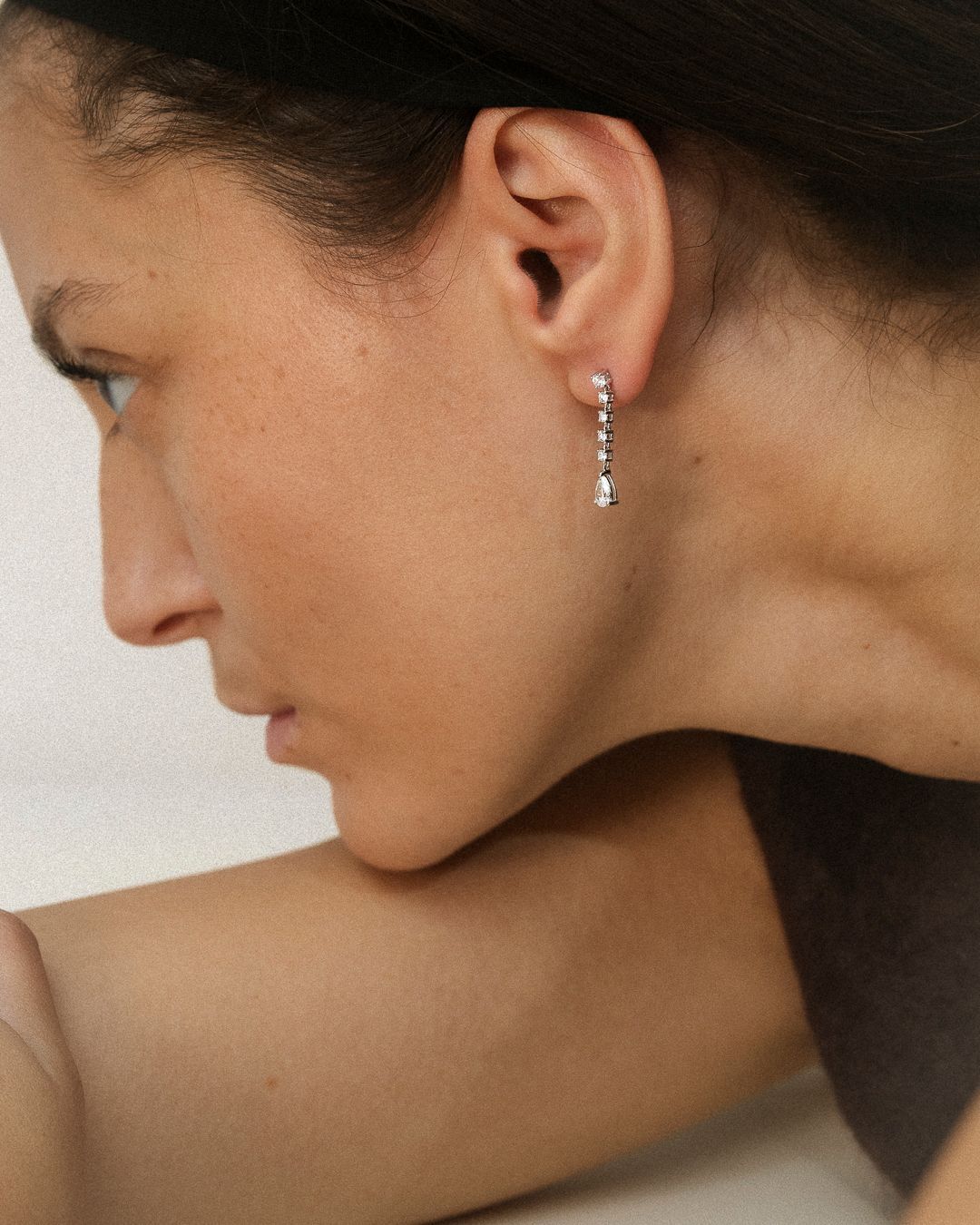 Un bijou qui allonge la ligne du visage et capte la lumière à chaque mouvement.
Ces boucles d’oreilles Craquantes Poire associent la finesse d’un pavage vertical à l’éclat affirmé d’une pierre poire un duo qui crée une silhouette moderne, délicate et résolument lumineuse.
Une pièce pensée pour celles et ceux qui aiment un éclat subtil… mais inoubliable.
―
A jewel that elongates the silhouette and catches the light with every gesture.
Our Craquantes Pear earrings pair a refined vertical pavé with the bold sparkle of a pear-shaped diamond a modern, delicate, unmistakably luminous design.
For those who prefer a subtle shine that still leaves a mark.
• Paris | 5 rue de l’Échelle 75001
• Bordeaux | 4-6 Cours de l’Intendance 33000
#amantysparis #amantysbordeaux #diamantnaturel #bouclesdoreilles #finejewelry #amantys #joaillerie