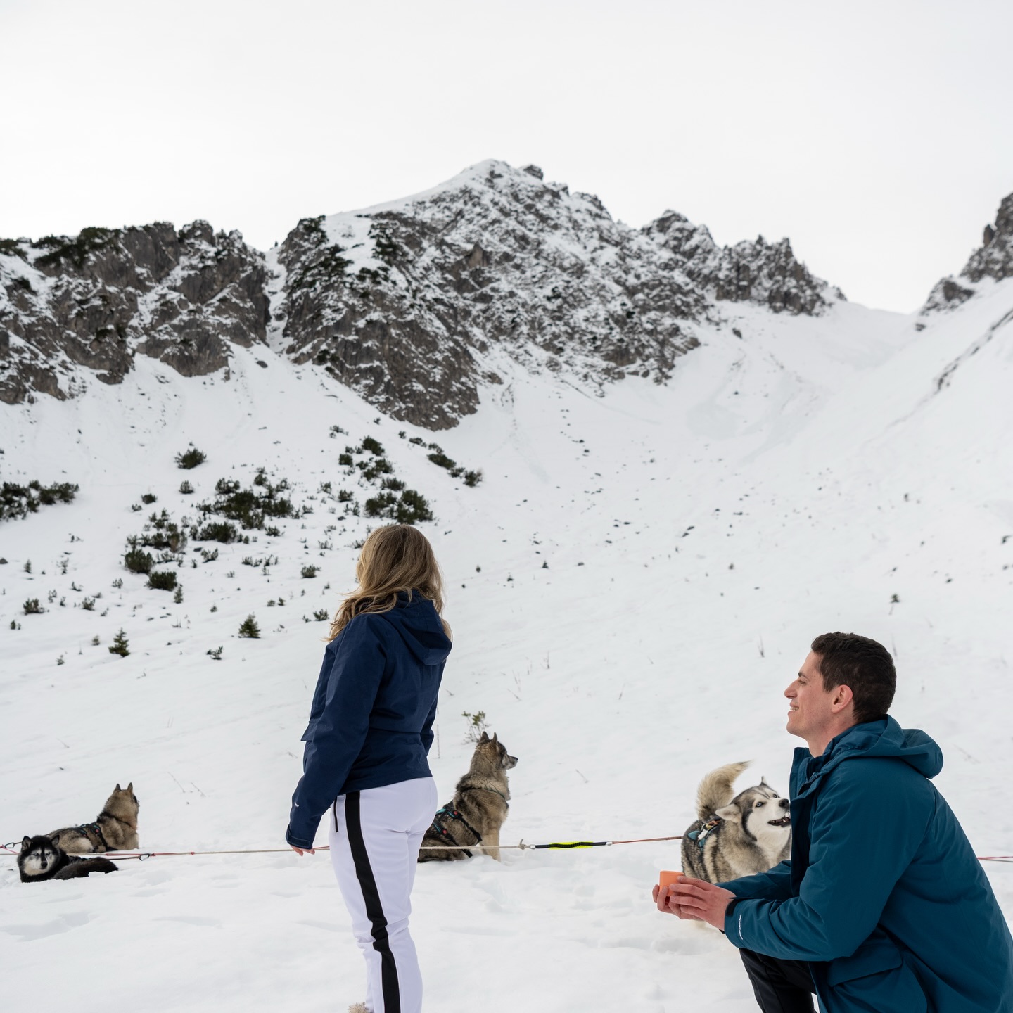 From Brazil 🇧🇷 to Vienna 🇦🇹.
.
From Vienna to the small village Gramais in the Lechtal Alps 🏔️.
.
Two weeks offtime in Europe for Eduardo and Carla.
.
At home, they keep an Alaskan Malamute 🐺, and one thing led to another — so they decided to experience an adventure with us.
.
They’ve been together for 15 years, and to give Eduardo’s marriage proposal a special atmosphere and a Nordic energy, we did what we do best: together we tapped into the freeing energy of our pack 🐺.
.
It was an honor for us.
.
Planning and bringing it all together 🥵 is one thing—sharing this moment is simply heart-touching 🥰.
.
Experience your instincts 🐺
color 🌈 your mind.
.
🔗 mountainhusky.com
.
🐺🏔️ @basecamp_gramais @hubslindner
📸 🐺 @tri_hannes
.
#bergschulelechtal #huskymountaineering
.
powered by
🔥 @kreatur.work
🔥 @cloudy.hinterstein
🔥 @hagan_ski
🔥 @zaniergloves
🔥 @pokusa_for_health_de
🔥 @sledwork.de
🔥 @scarpa_at
🔥 @scarpa_world
🔥 @benglerwald_berg_chaletdorf
🔥 @laerchenhoflermoos
.
#noplacetoofar
#pureskimountaineering
#mymountainpassion