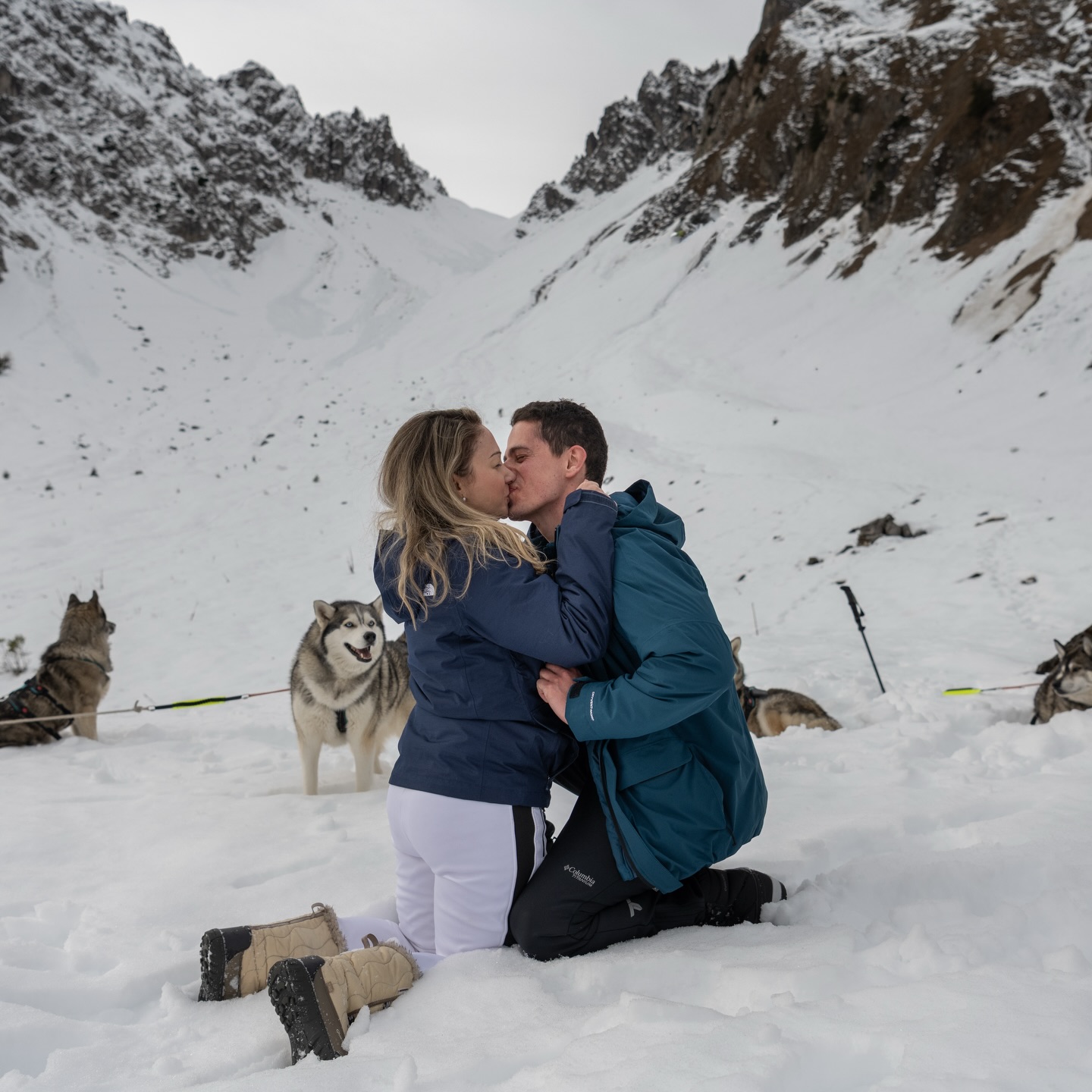From Brazil 🇧🇷 to Vienna 🇦🇹.
.
From Vienna to the small village Gramais in the Lechtal Alps 🏔️.
.
Two weeks offtime in Europe for Eduardo and Carla.
.
At home, they keep an Alaskan Malamute 🐺, and one thing led to another — so they decided to experience an adventure with us.
.
They’ve been together for 15 years, and to give Eduardo’s marriage proposal a special atmosphere and a Nordic energy, we did what we do best: together we tapped into the freeing energy of our pack 🐺.
.
It was an honor for us.
.
Planning and bringing it all together 🥵 is one thing—sharing this moment is simply heart-touching 🥰.
.
Experience your instincts 🐺
color 🌈 your mind.
.
🔗 mountainhusky.com
.
🐺🏔️ @basecamp_gramais @hubslindner
📸 🐺 @tri_hannes
.
#bergschulelechtal #huskymountaineering
.
powered by
🔥 @kreatur.work
🔥 @cloudy.hinterstein
🔥 @hagan_ski
🔥 @zaniergloves
🔥 @pokusa_for_health_de
🔥 @sledwork.de
🔥 @scarpa_at
🔥 @scarpa_world
🔥 @benglerwald_berg_chaletdorf
🔥 @laerchenhoflermoos
.
#noplacetoofar
#pureskimountaineering
#mymountainpassion