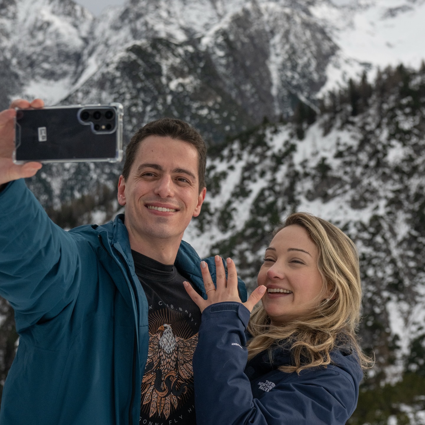 From Brazil 🇧🇷 to Vienna 🇦🇹.
.
From Vienna to the small village Gramais in the Lechtal Alps 🏔️.
.
Two weeks offtime in Europe for Eduardo and Carla.
.
At home, they keep an Alaskan Malamute 🐺, and one thing led to another — so they decided to experience an adventure with us.
.
They’ve been together for 15 years, and to give Eduardo’s marriage proposal a special atmosphere and a Nordic energy, we did what we do best: together we tapped into the freeing energy of our pack 🐺.
.
It was an honor for us.
.
Planning and bringing it all together 🥵 is one thing—sharing this moment is simply heart-touching 🥰.
.
Experience your instincts 🐺
color 🌈 your mind.
.
🔗 mountainhusky.com
.
🐺🏔️ @basecamp_gramais @hubslindner
📸 🐺 @tri_hannes
.
#bergschulelechtal #huskymountaineering
.
powered by
🔥 @kreatur.work
🔥 @cloudy.hinterstein
🔥 @hagan_ski
🔥 @zaniergloves
🔥 @pokusa_for_health_de
🔥 @sledwork.de
🔥 @scarpa_at
🔥 @scarpa_world
🔥 @benglerwald_berg_chaletdorf
🔥 @laerchenhoflermoos
.
#noplacetoofar
#pureskimountaineering
#mymountainpassion