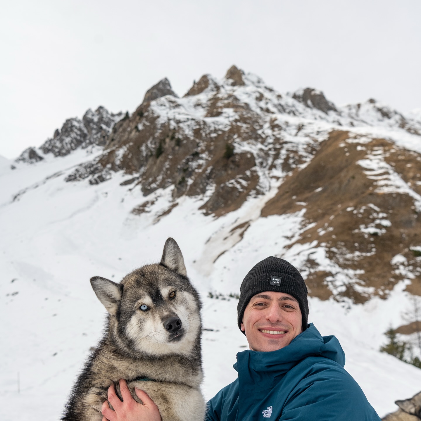 From Brazil 🇧🇷 to Vienna 🇦🇹.
.
From Vienna to the small village Gramais in the Lechtal Alps 🏔️.
.
Two weeks offtime in Europe for Eduardo and Carla.
.
At home, they keep an Alaskan Malamute 🐺, and one thing led to another — so they decided to experience an adventure with us.
.
They’ve been together for 15 years, and to give Eduardo’s marriage proposal a special atmosphere and a Nordic energy, we did what we do best: together we tapped into the freeing energy of our pack 🐺.
.
It was an honor for us.
.
Planning and bringing it all together 🥵 is one thing—sharing this moment is simply heart-touching 🥰.
.
Experience your instincts 🐺
color 🌈 your mind.
.
🔗 mountainhusky.com
.
🐺🏔️ @basecamp_gramais @hubslindner
📸 🐺 @tri_hannes
.
#bergschulelechtal #huskymountaineering
.
powered by
🔥 @kreatur.work
🔥 @cloudy.hinterstein
🔥 @hagan_ski
🔥 @zaniergloves
🔥 @pokusa_for_health_de
🔥 @sledwork.de
🔥 @scarpa_at
🔥 @scarpa_world
🔥 @benglerwald_berg_chaletdorf
🔥 @laerchenhoflermoos
.
#noplacetoofar
#pureskimountaineering
#mymountainpassion