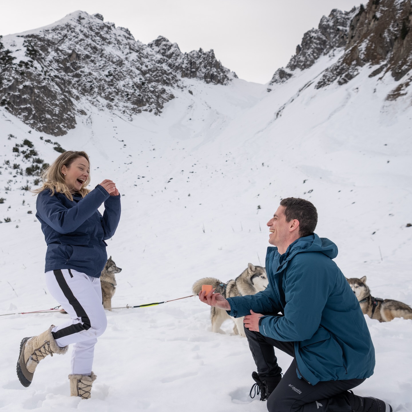 From Brazil 🇧🇷 to Vienna 🇦🇹.
.
From Vienna to the small village Gramais in the Lechtal Alps 🏔️.
.
Two weeks offtime in Europe for Eduardo and Carla.
.
At home, they keep an Alaskan Malamute 🐺, and one thing led to another — so they decided to experience an adventure with us.
.
They’ve been together for 15 years, and to give Eduardo’s marriage proposal a special atmosphere and a Nordic energy, we did what we do best: together we tapped into the freeing energy of our pack 🐺.
.
It was an honor for us.
.
Planning and bringing it all together 🥵 is one thing—sharing this moment is simply heart-touching 🥰.
.
Experience your instincts 🐺
color 🌈 your mind.
.
🔗 mountainhusky.com
.
🐺🏔️ @basecamp_gramais @hubslindner
📸 🐺 @tri_hannes
.
#bergschulelechtal #huskymountaineering
.
powered by
🔥 @kreatur.work
🔥 @cloudy.hinterstein
🔥 @hagan_ski
🔥 @zaniergloves
🔥 @pokusa_for_health_de
🔥 @sledwork.de
🔥 @scarpa_at
🔥 @scarpa_world
🔥 @benglerwald_berg_chaletdorf
🔥 @laerchenhoflermoos
.
#noplacetoofar
#pureskimountaineering
#mymountainpassion