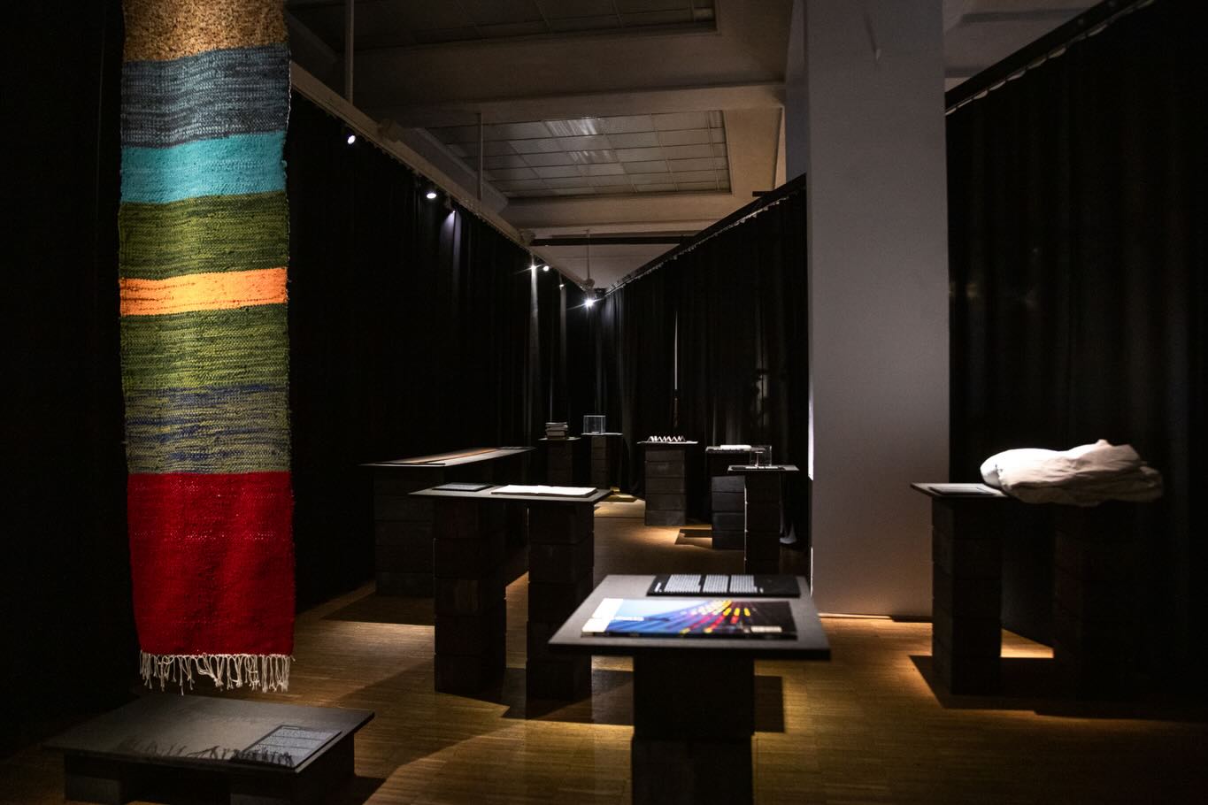 Leltári jelentés – kiállítás és könyvbemutató a BME Középülettervezési Tanszék 80. évfordulóján
A BME Építészmérnöki Kar Középülettervezési Tanszékének közössége az építészetre elsősorban mint a kultúra legszélesebb értelemben vett művelésére tekint. Ez a humán beállítottságú hozzáállás különleges érték a műegyetemi közösségben. A Rubik Ágnes grafikus által tervezett és a TERC Kiadó által gondozott, magyar-angol nyelven megjelenő, csaknem száz szerző – oktatók és hallgatók – munkáját összegző, a tanszék elmúlt 5 évének eredményeit összefoglaló kötet bemutatója mellett a tanszék 80 éves múltjára reflektáló tárlattal hívja közös ünneplésre az érdeklődőket a Középülettervezési Tanszék. Fotó: @kepkocka